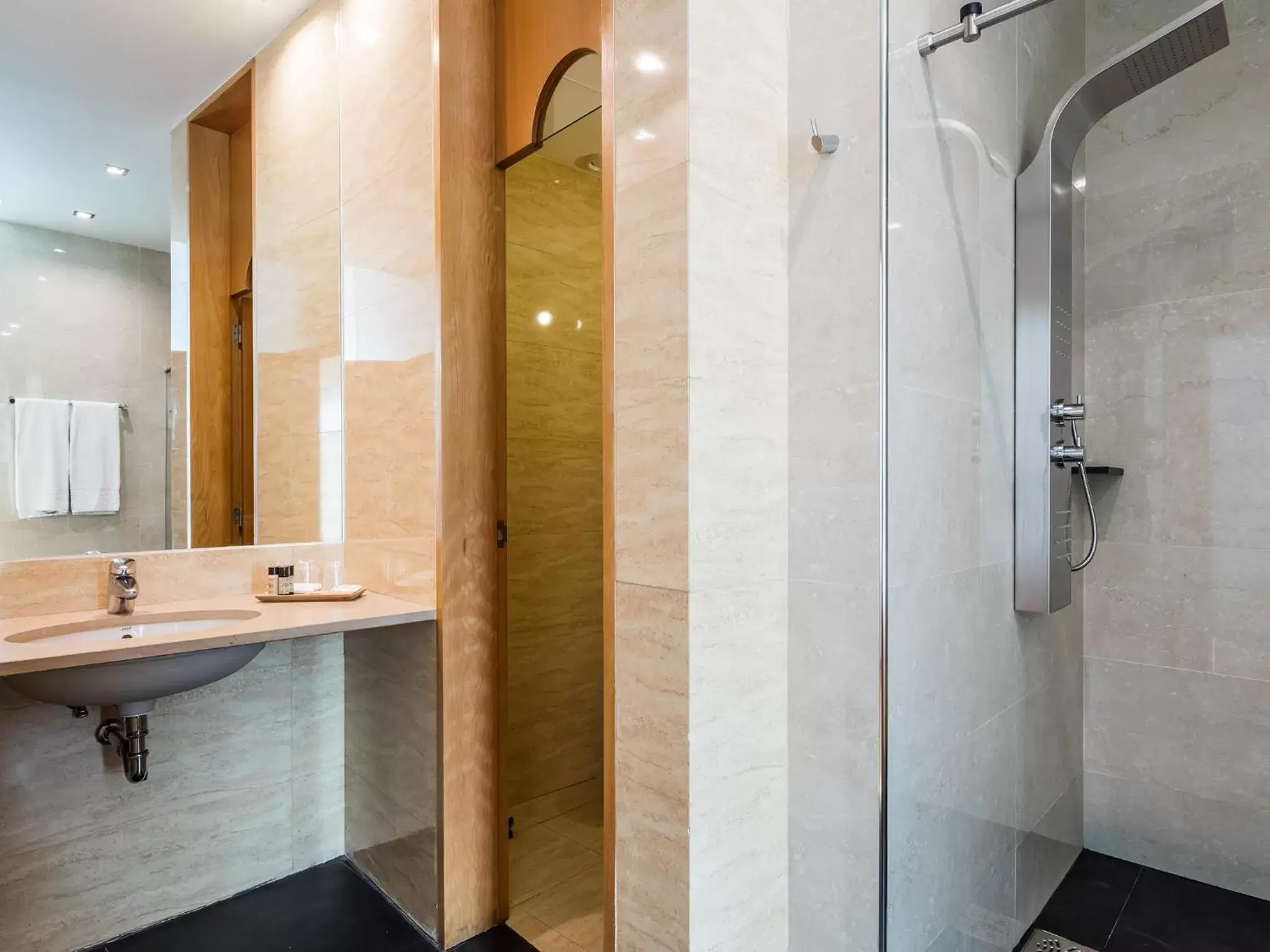 Shower, Bathroom in OPOHOTEL Porto Aeroporto