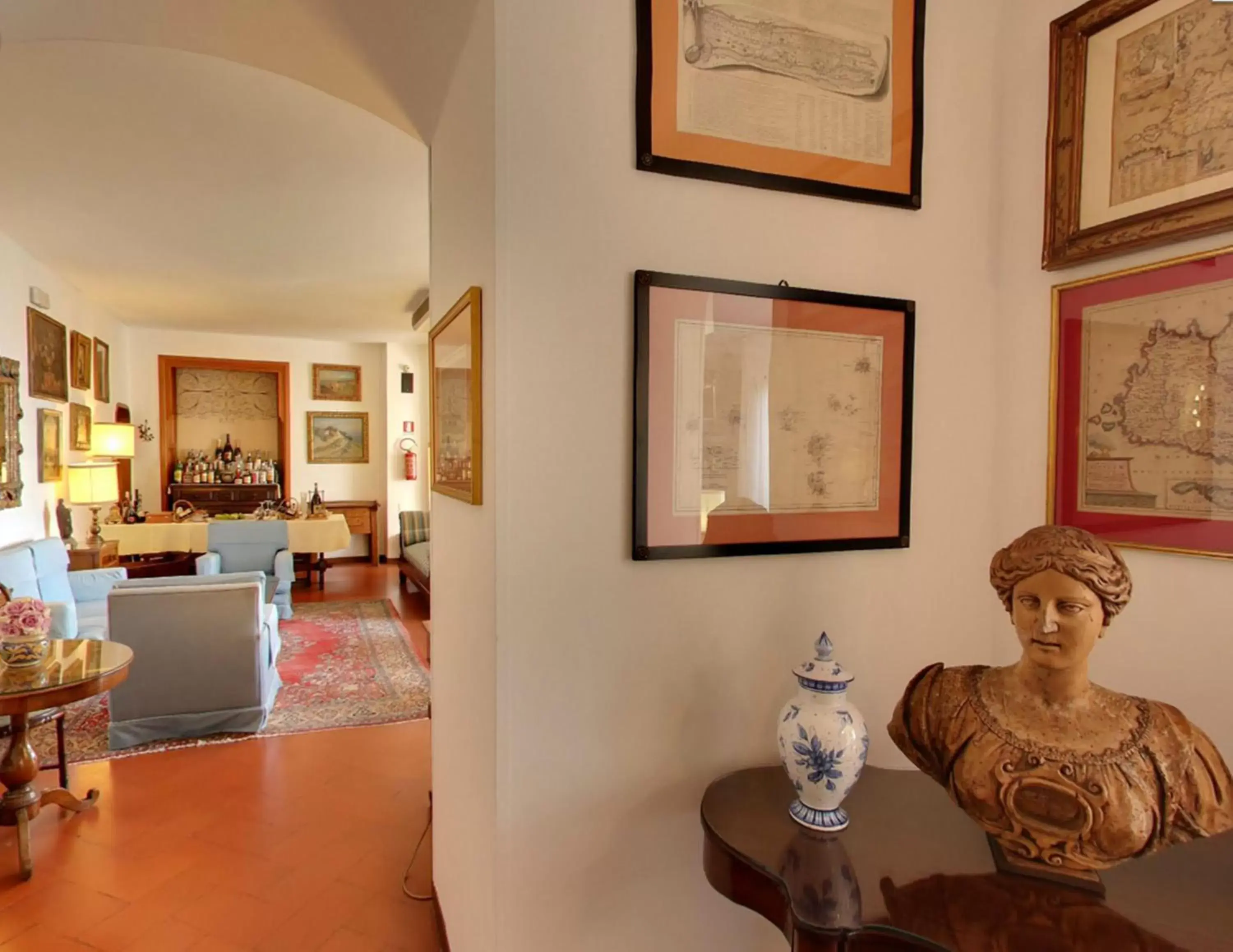 Communal lounge/ TV room, Lobby/Reception in Hotel Villa Paradiso