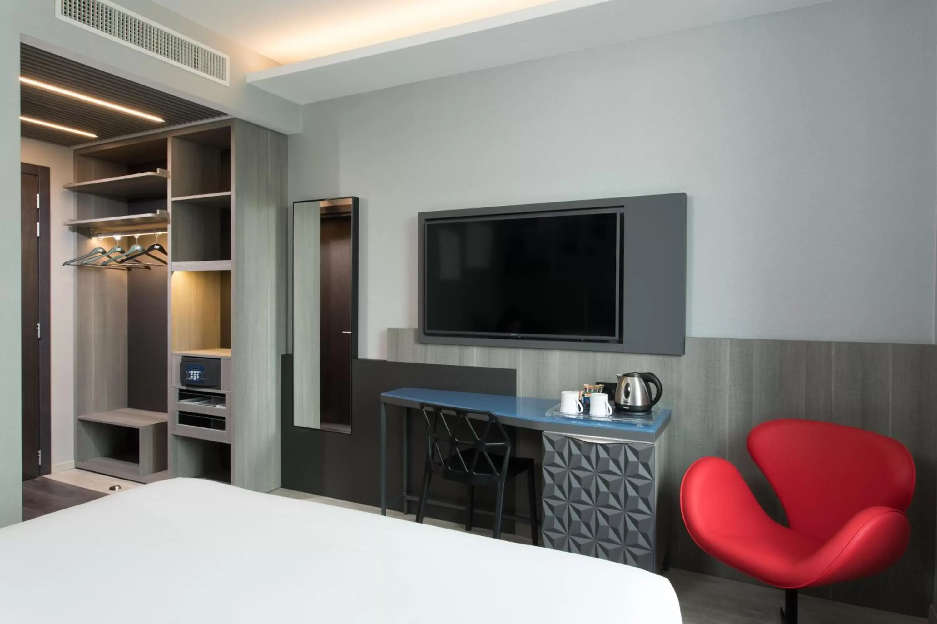 Bed, TV/Entertainment Center in iQ Hotel Milano