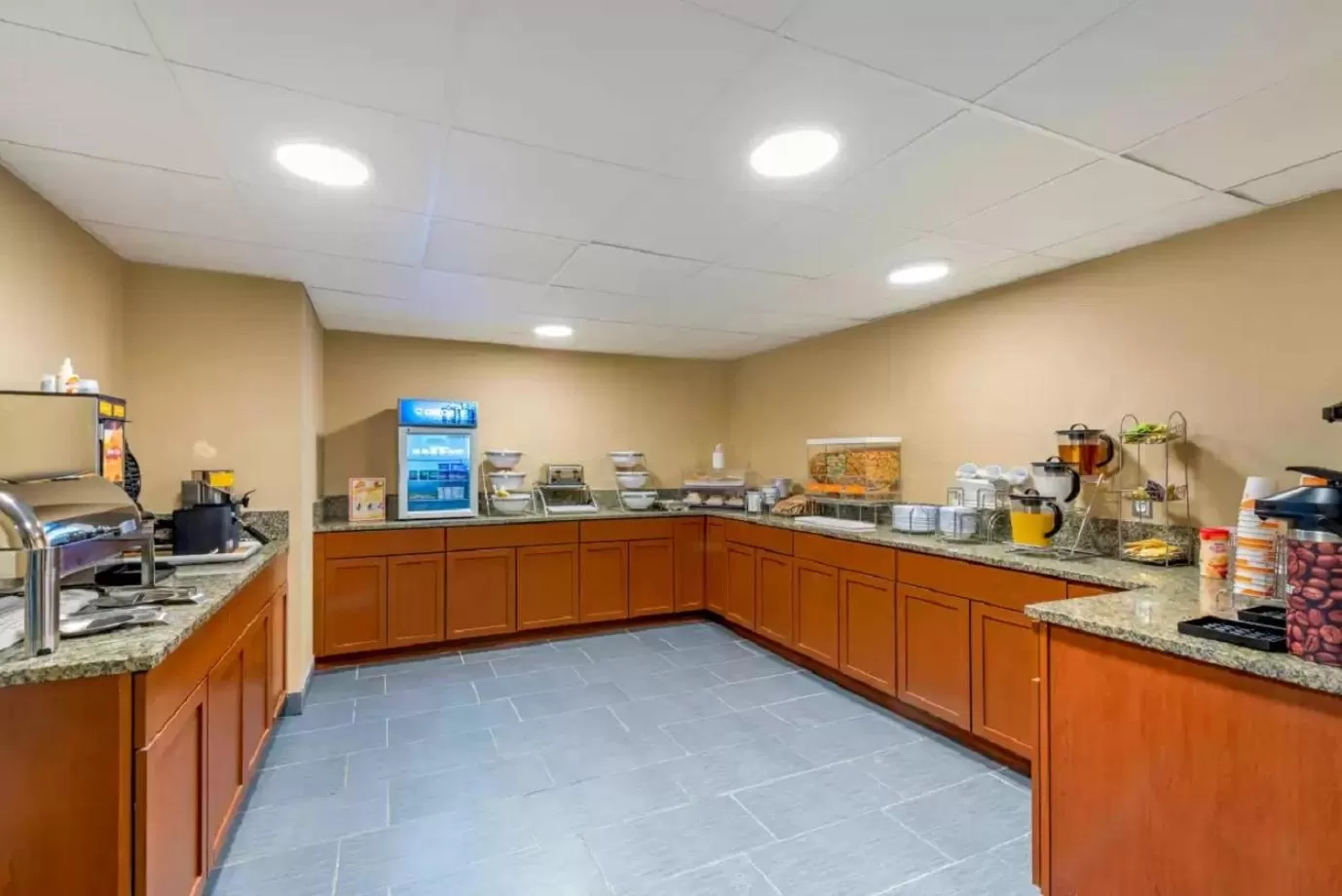 Coffee/tea facilities in Comfort Inn & Suites