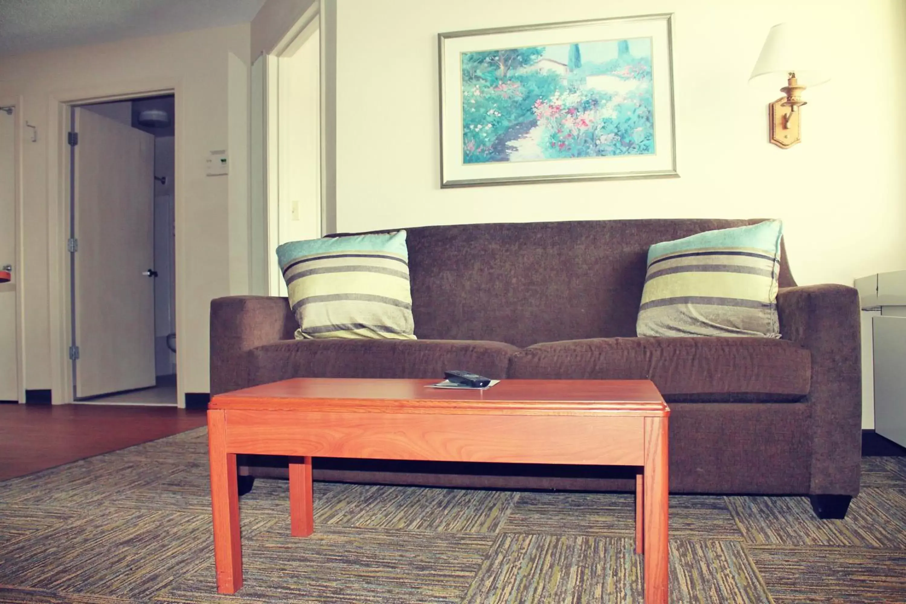 Photo of the whole room, Seating Area in Candlewood Suites Syracuse-Airport