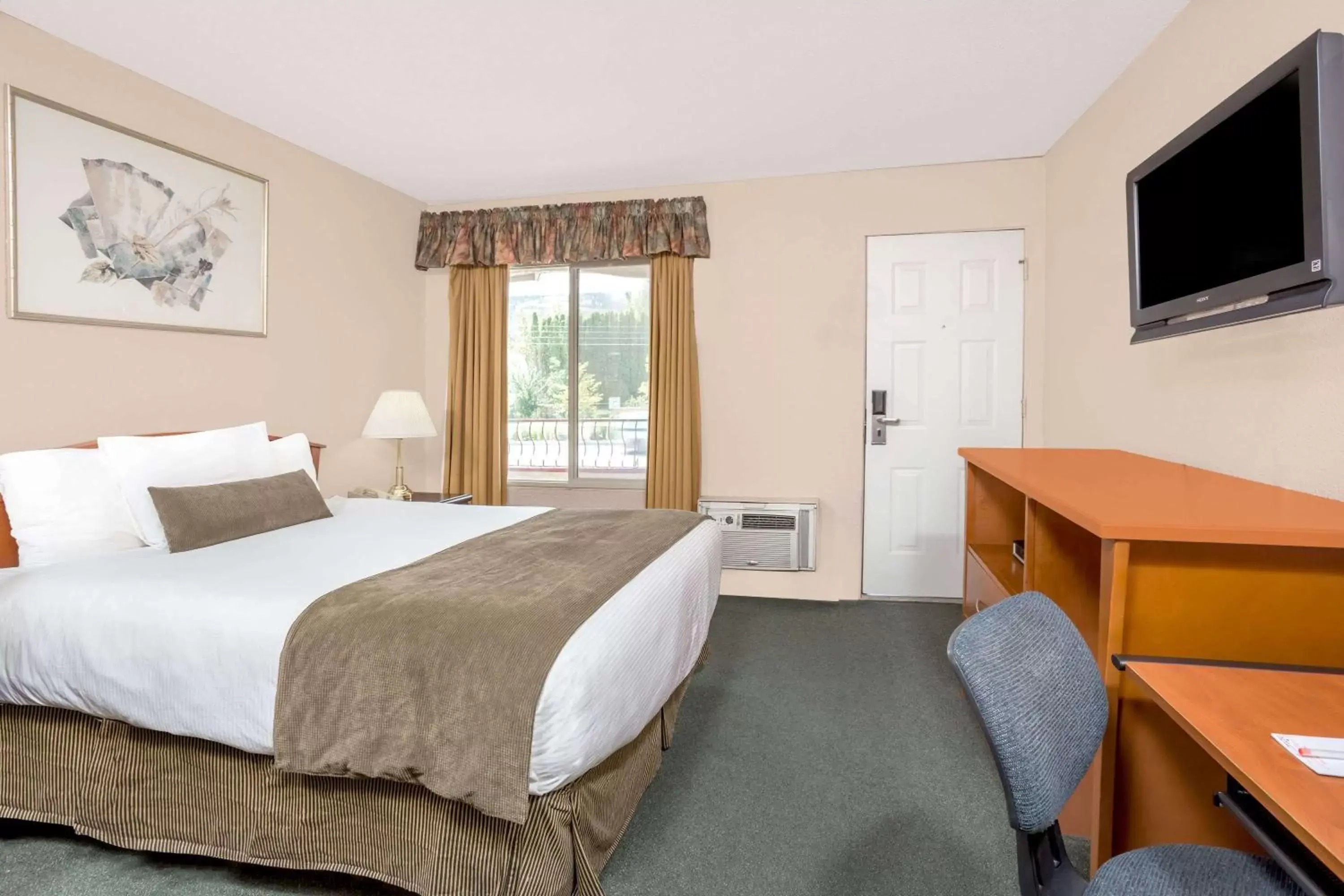 Photo of the whole room, Bed in Howard Johnson by Wyndham Downtown Kamloops