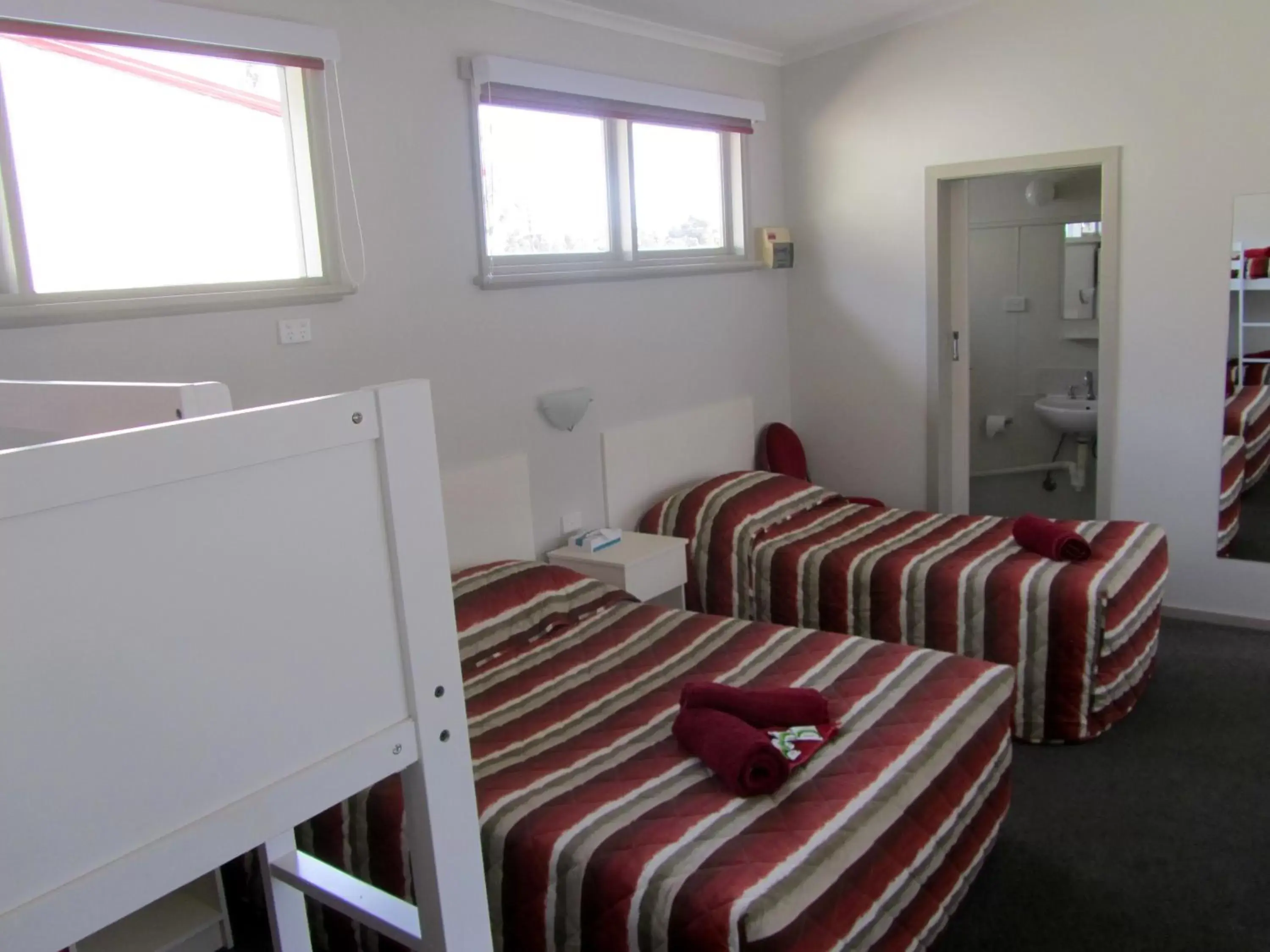 Bed, Dining Area in Highlander Haven Motel