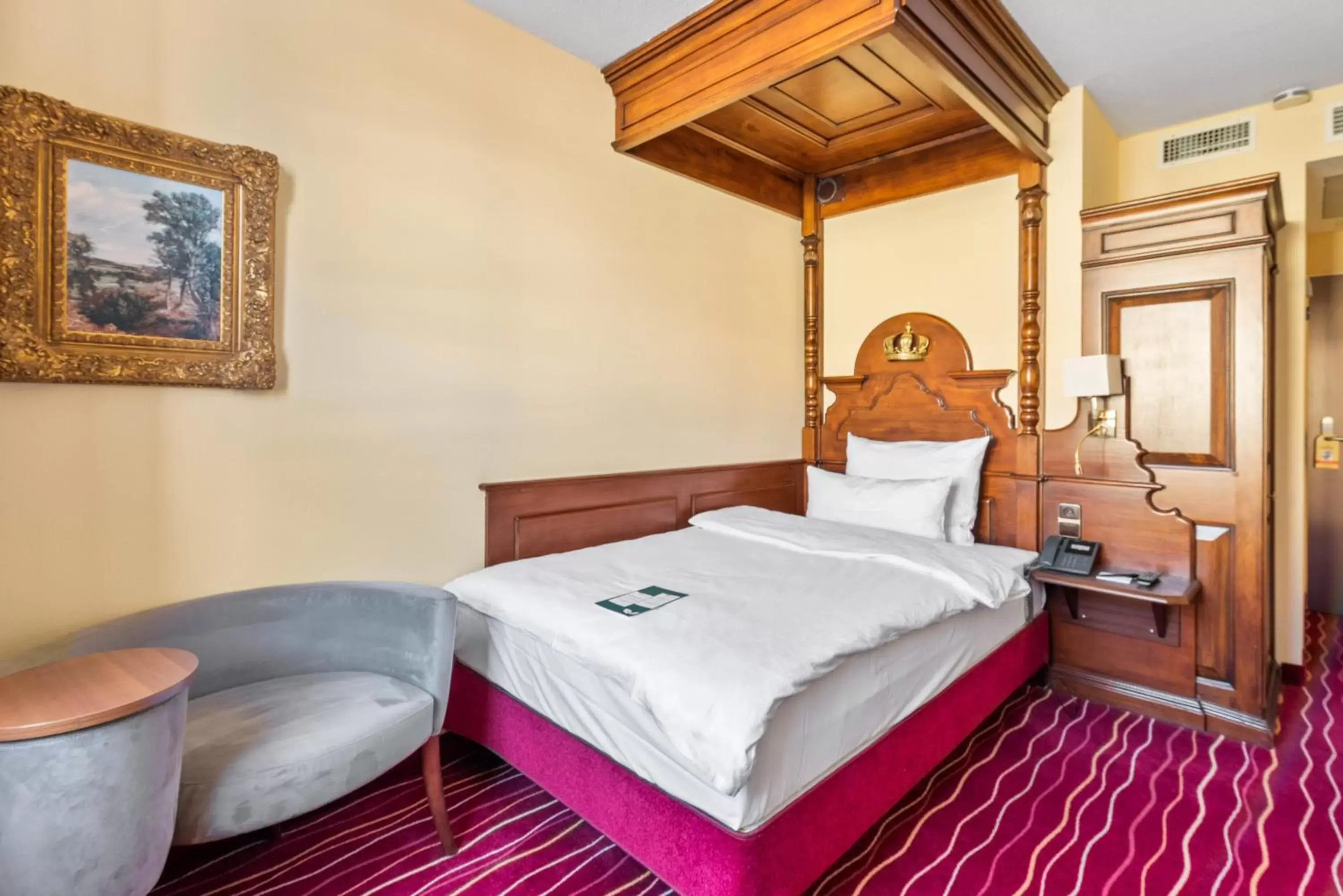 Bed in KING's Hotel First Bed in KING's Hotel First