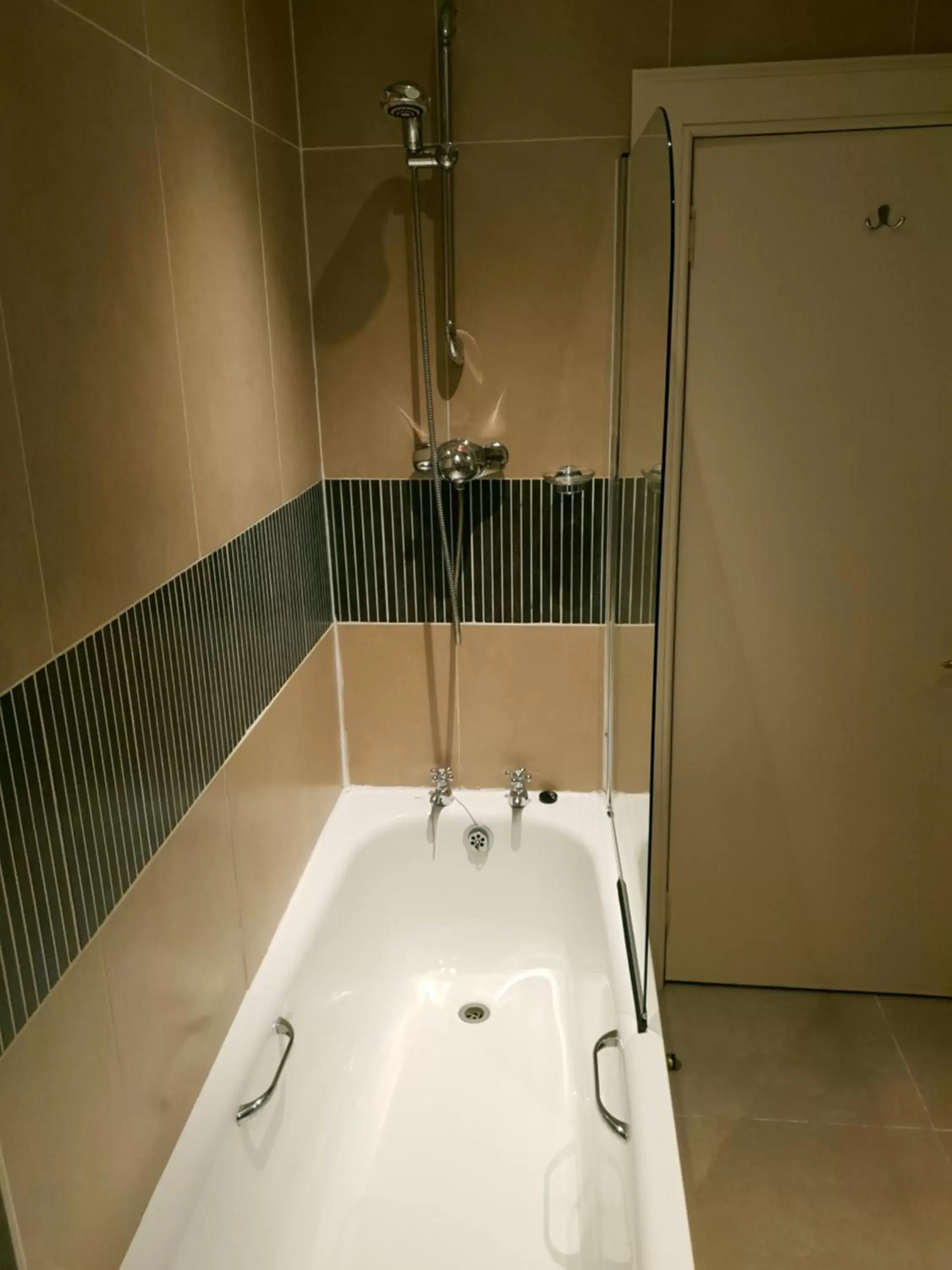 Bathroom in Mansfield House Hotel