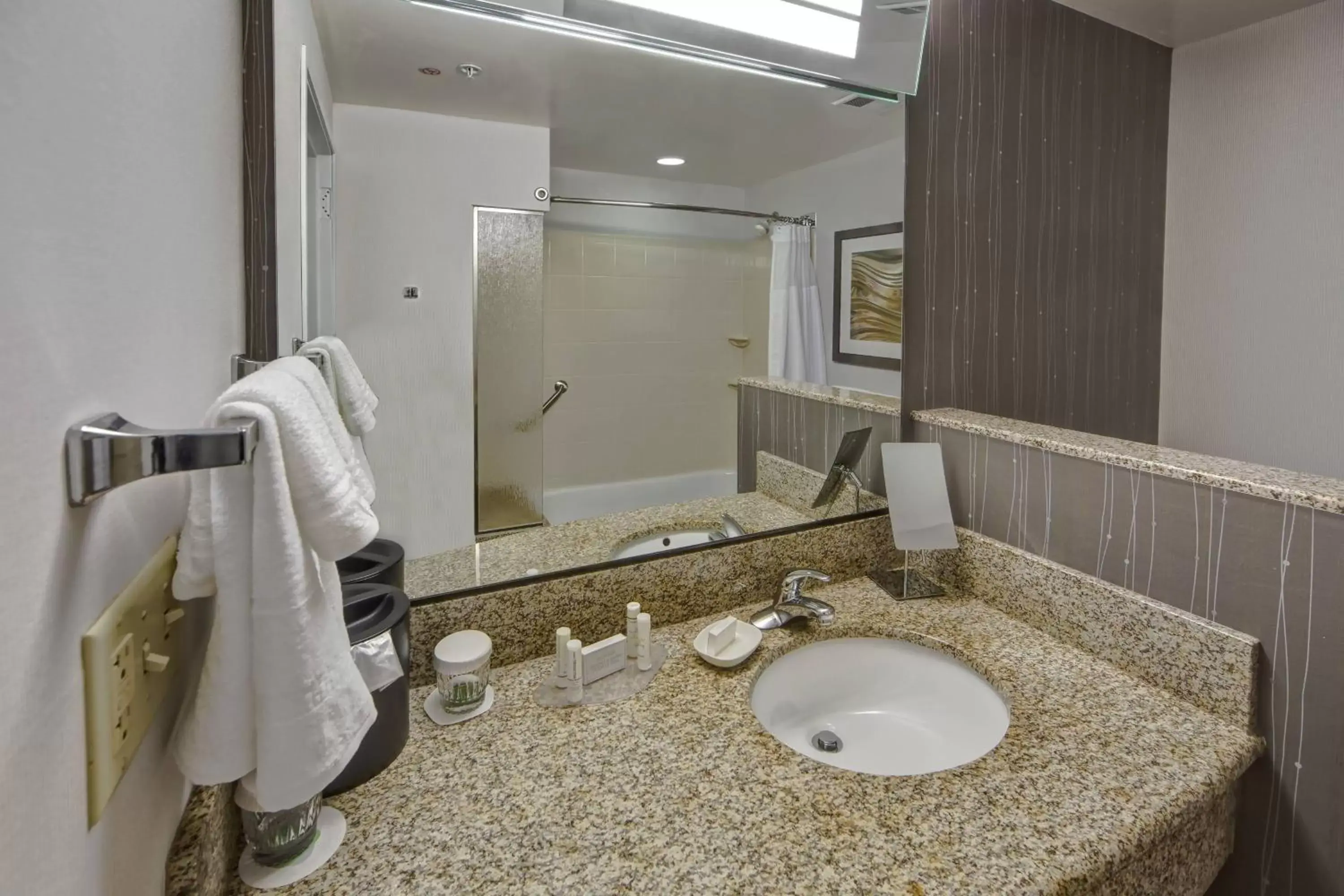 Bathroom in Courtyard by Marriott Memphis Southaven