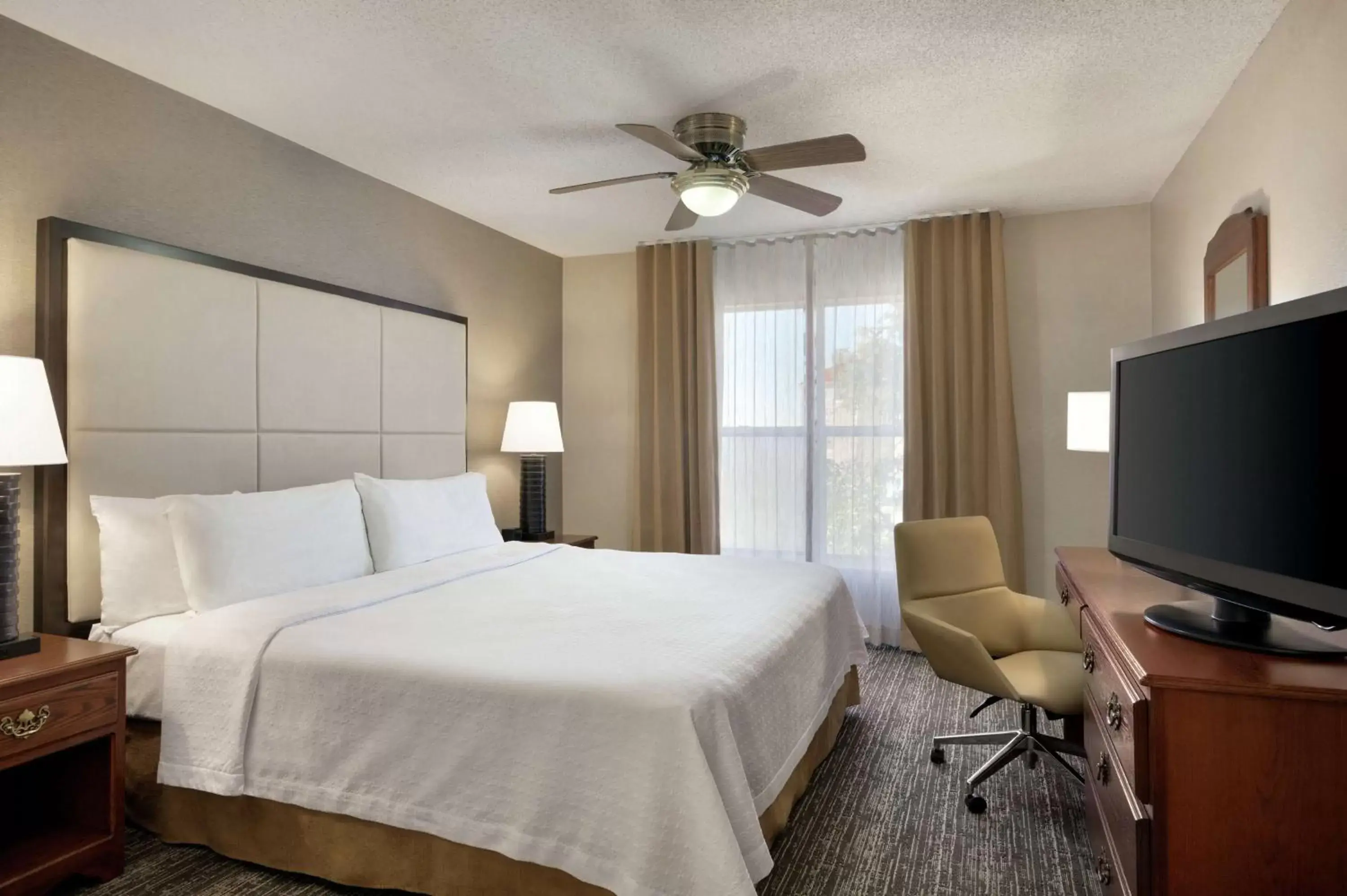 Bedroom, TV/Entertainment Center in Homewood Suites by Hilton Dallas-Arlington