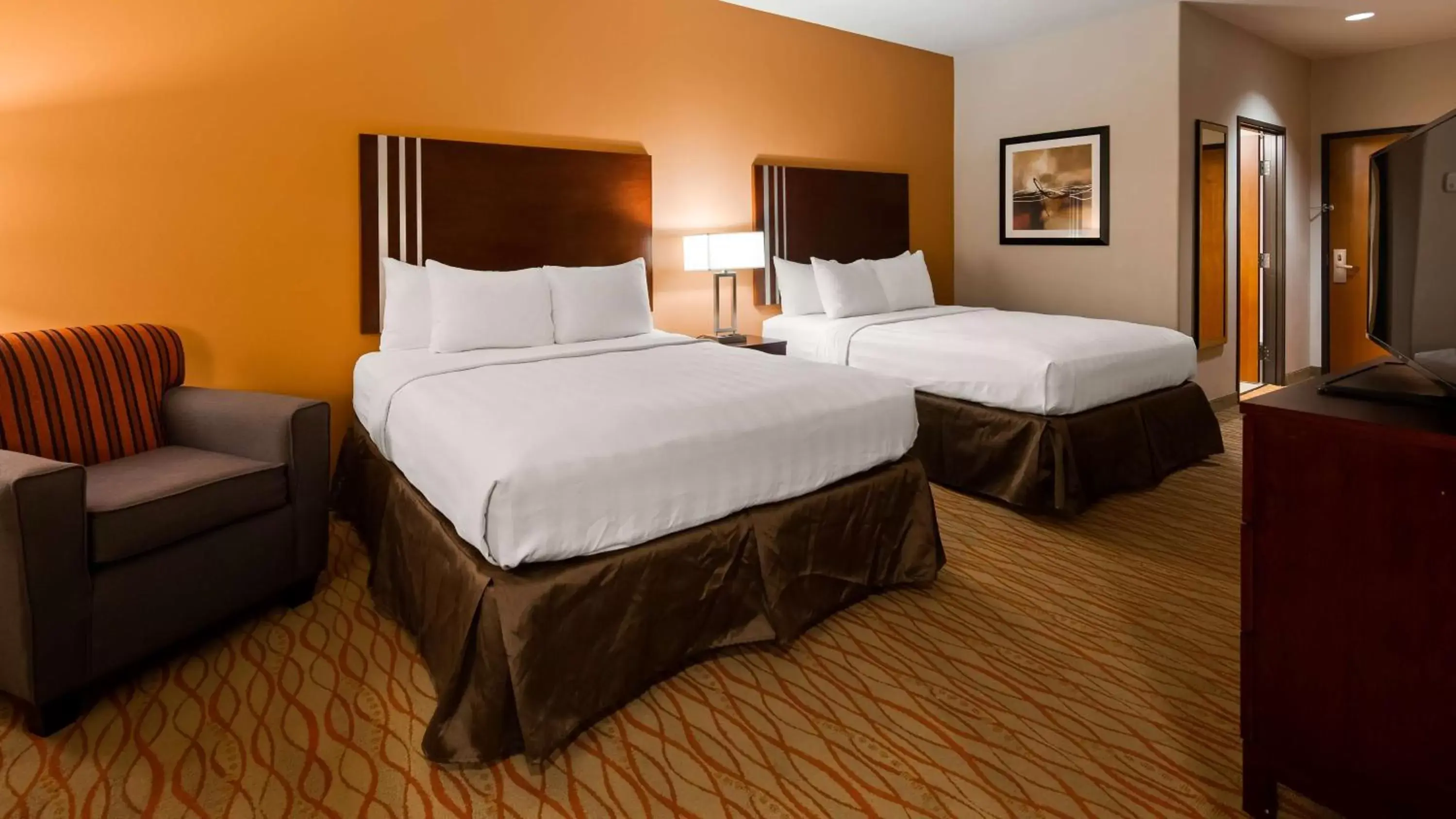 Photo of the whole room, Bed in Best Western Plus Spring Inn & Suites