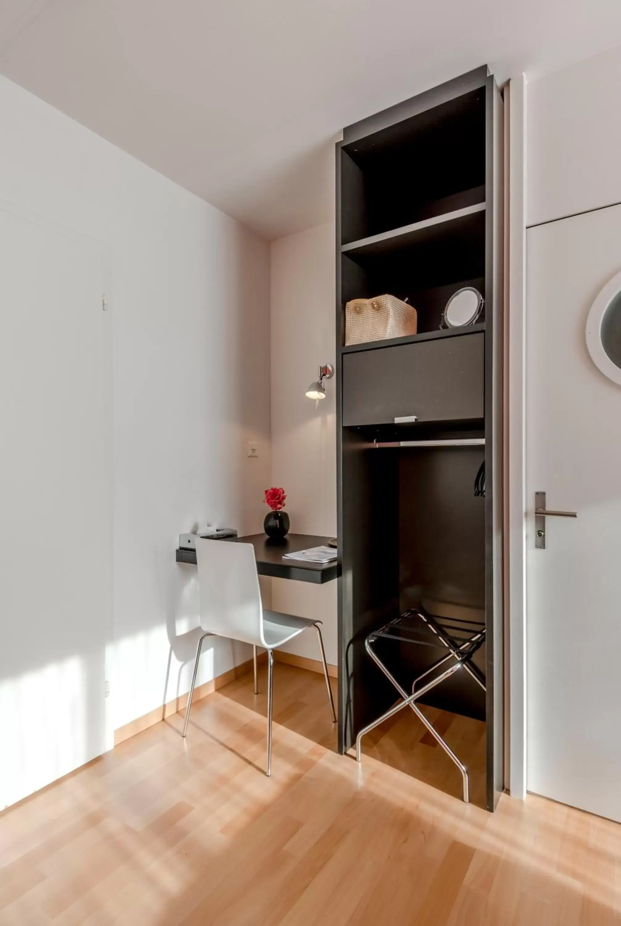 wardrobe, Kitchen/Kitchenette in Boutique Hotel KARL