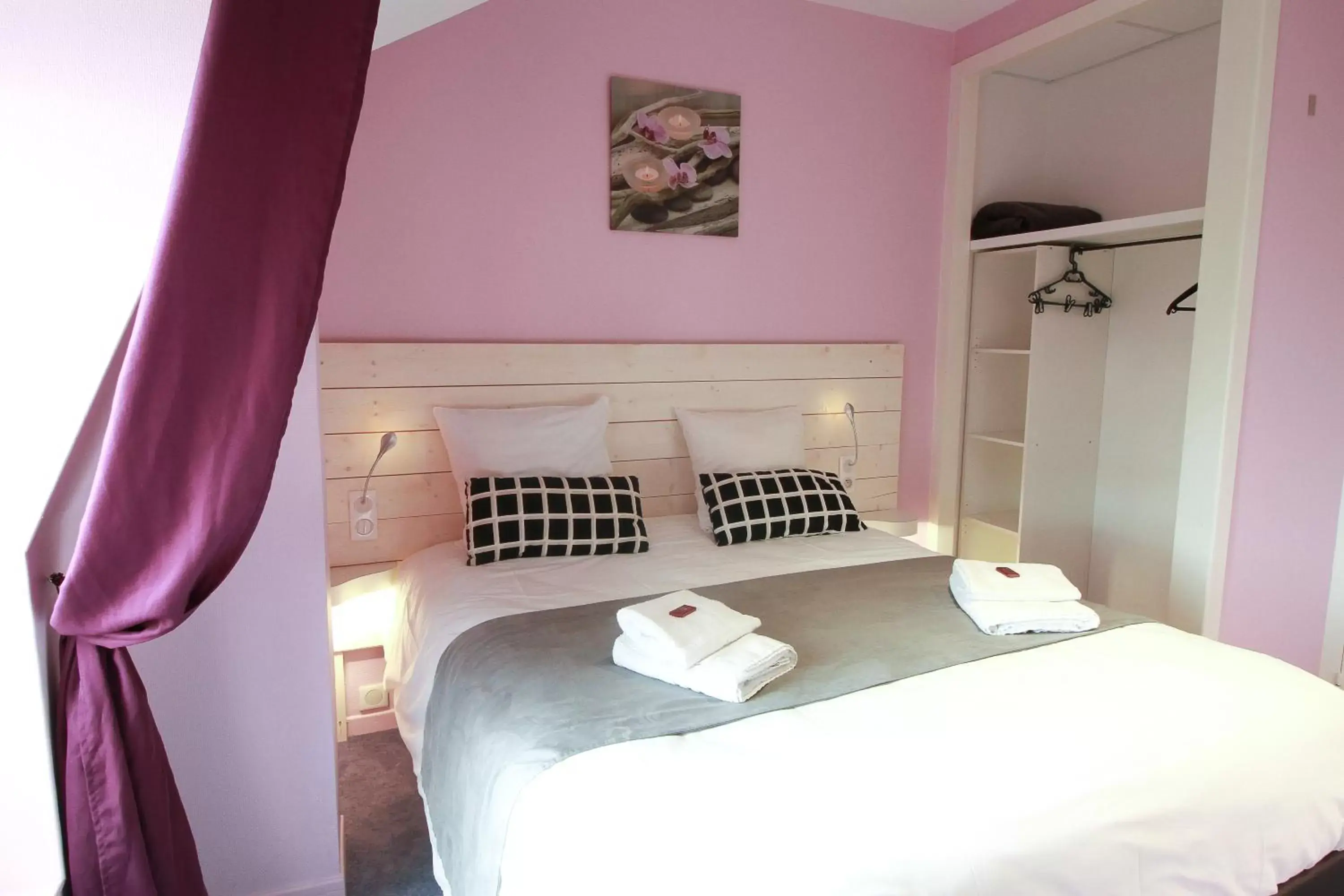 Photo of the whole room, Bed in Hôtel La Couronne