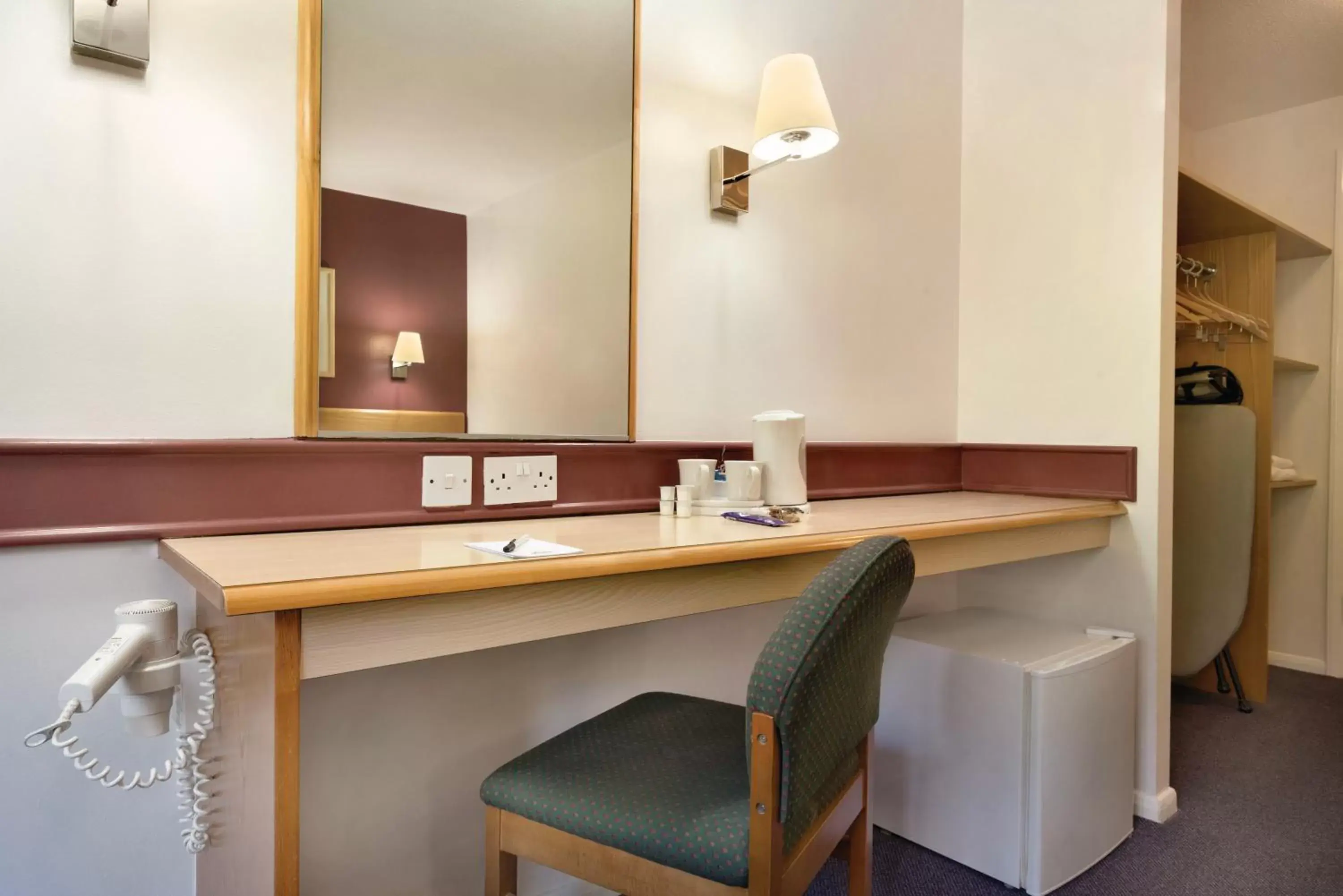 Coffee/tea facilities, Bathroom in Days Inn Hotel Membury