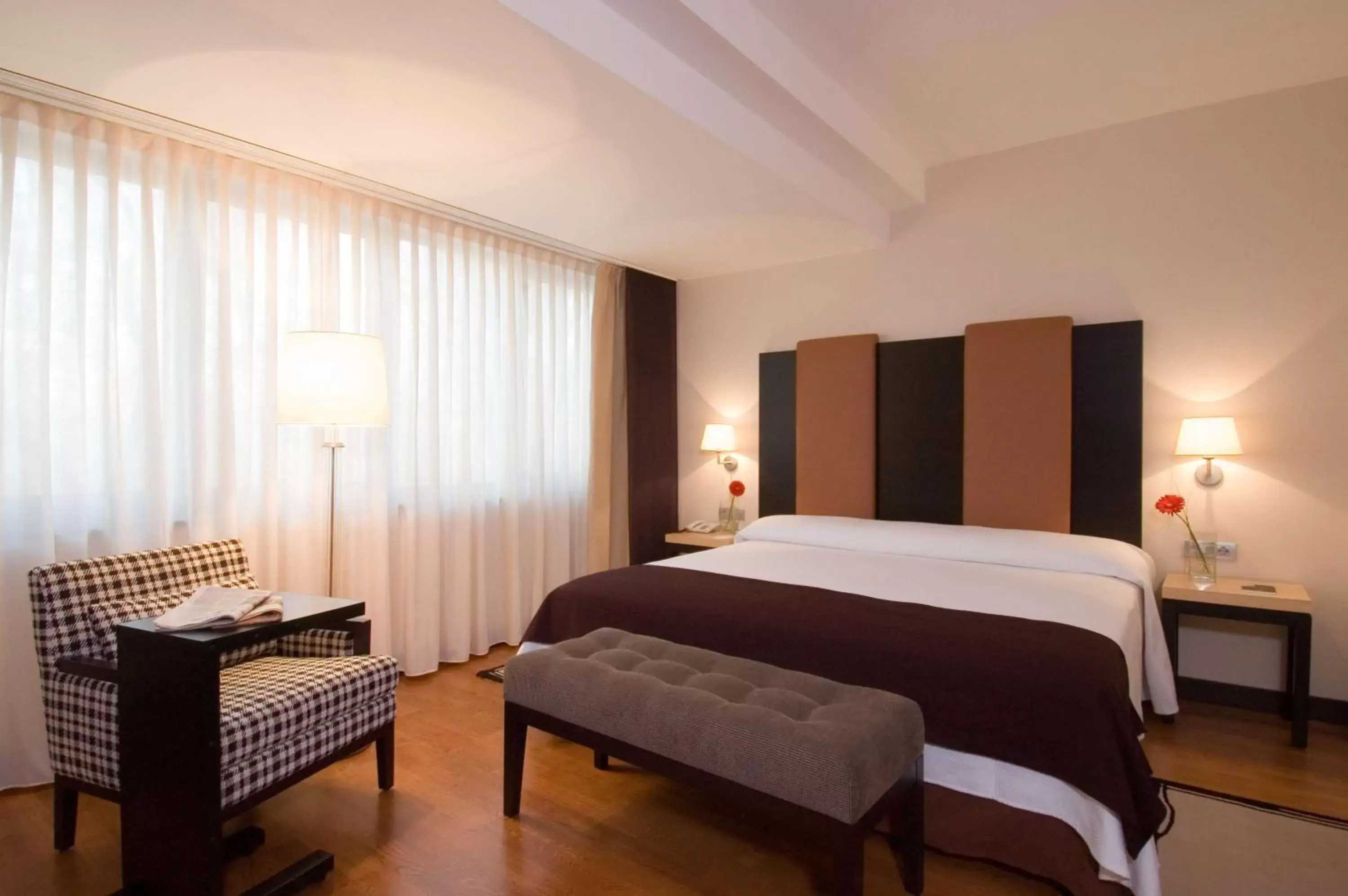 Photo of the whole room, Bed in NH Timisoara