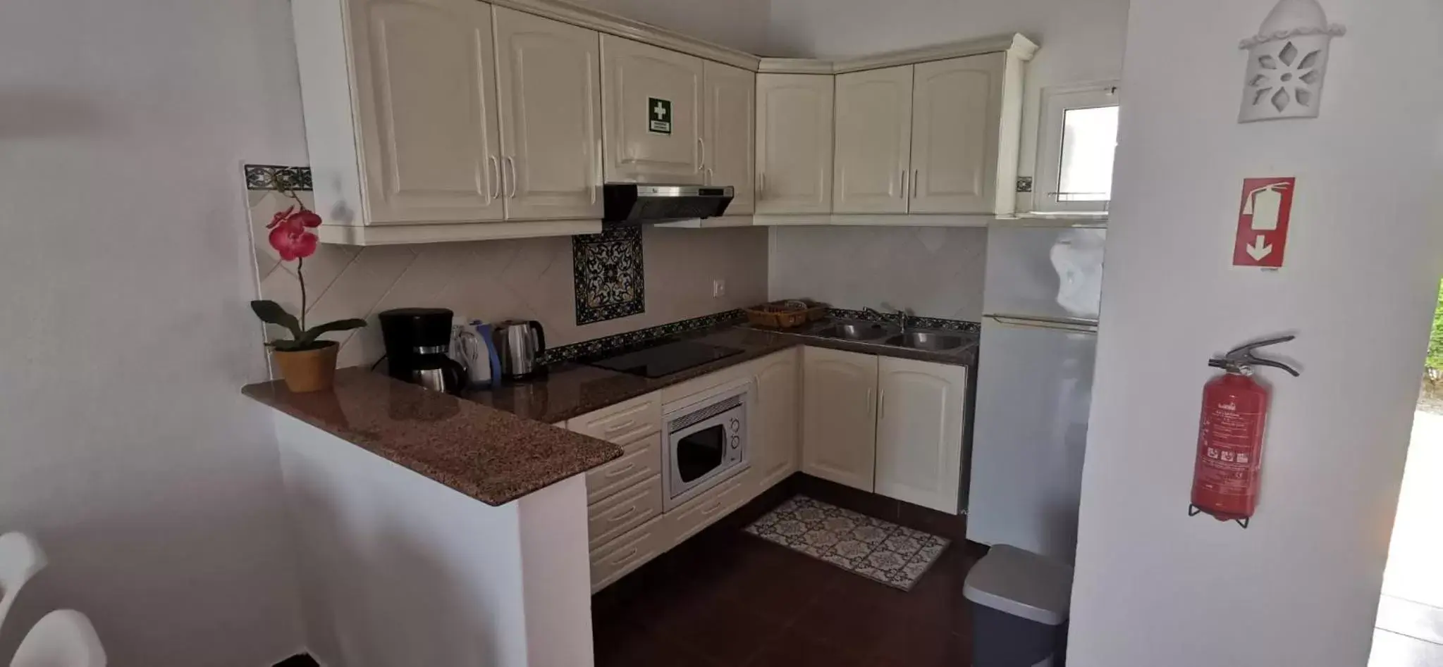 Coffee/tea facilities, Kitchen/Kitchenette in Vilas Marrocha