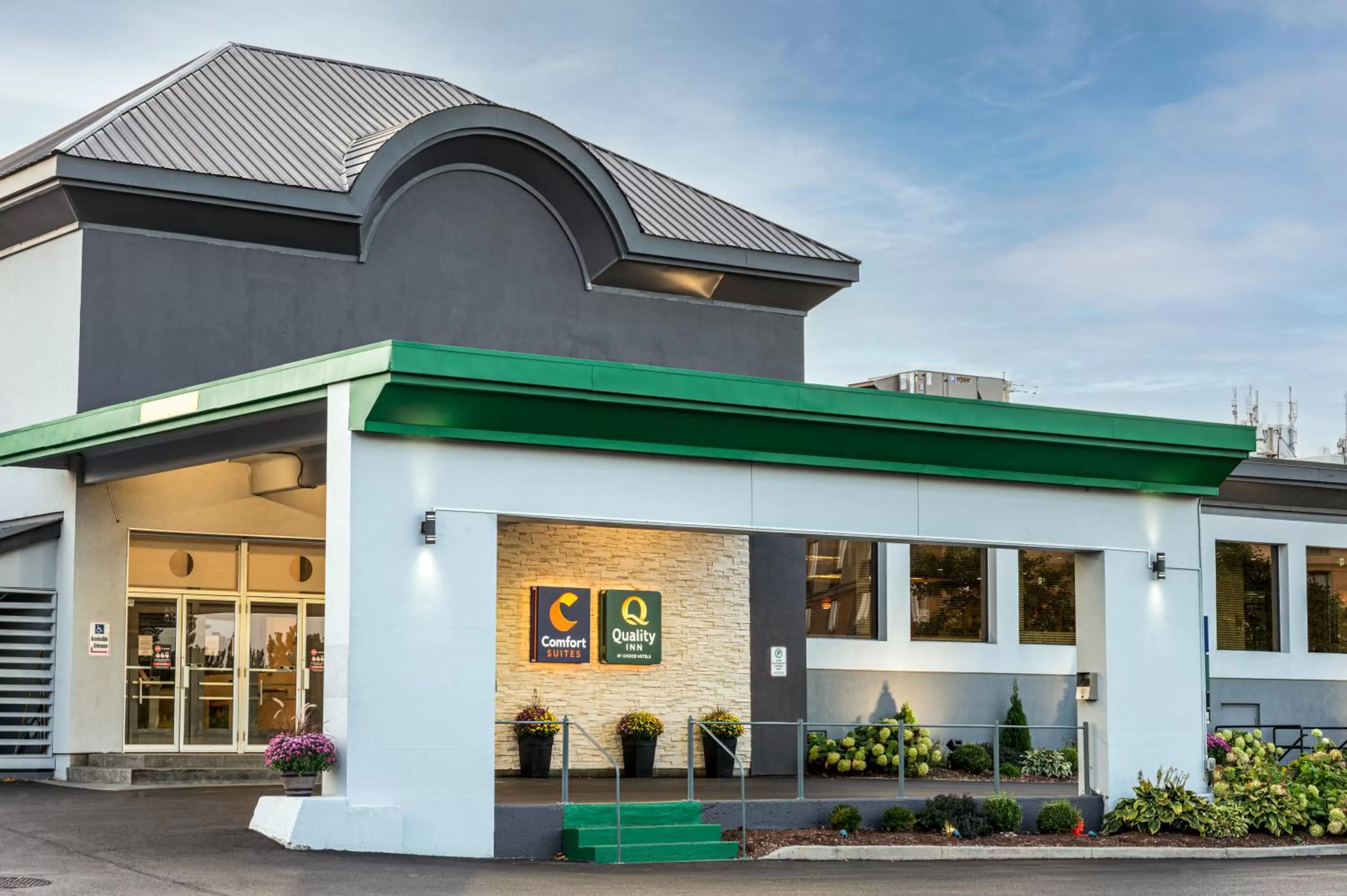 Facade/entrance in Quality Inn & Conference Centre Kingston Central