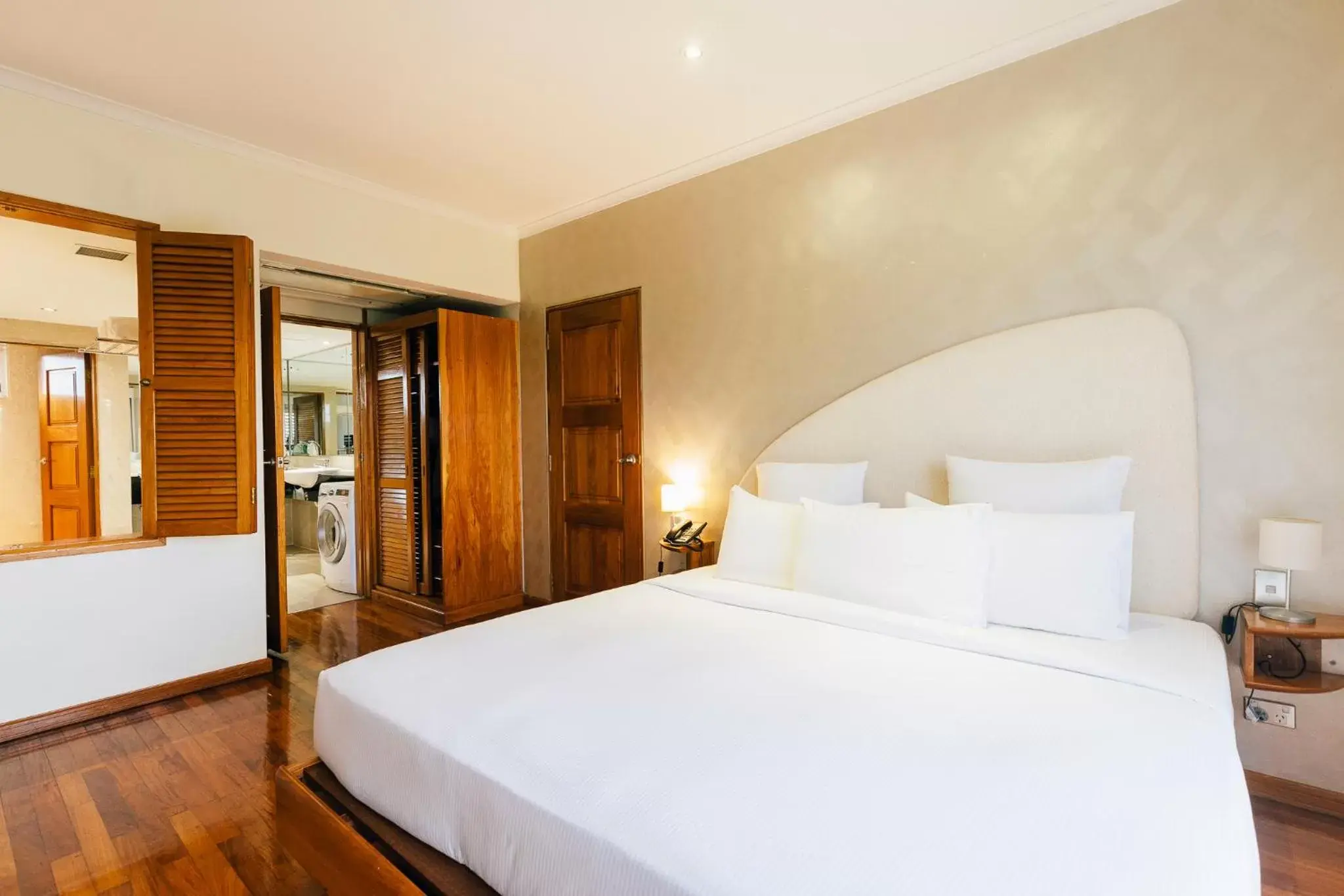 Bedroom, Bed in Airways Hotel