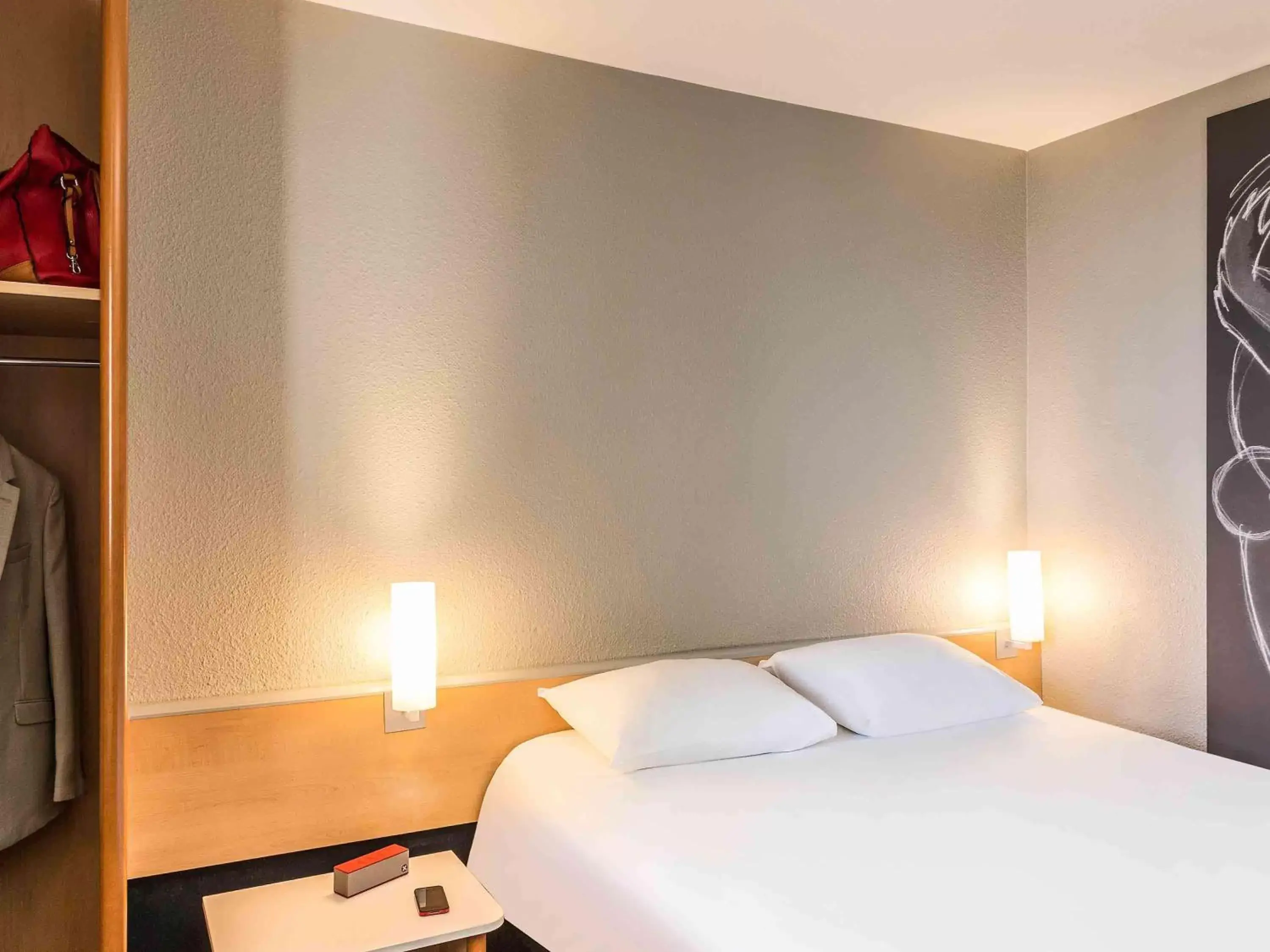 Photo of the whole room, Bed in ibis Thonon Centre