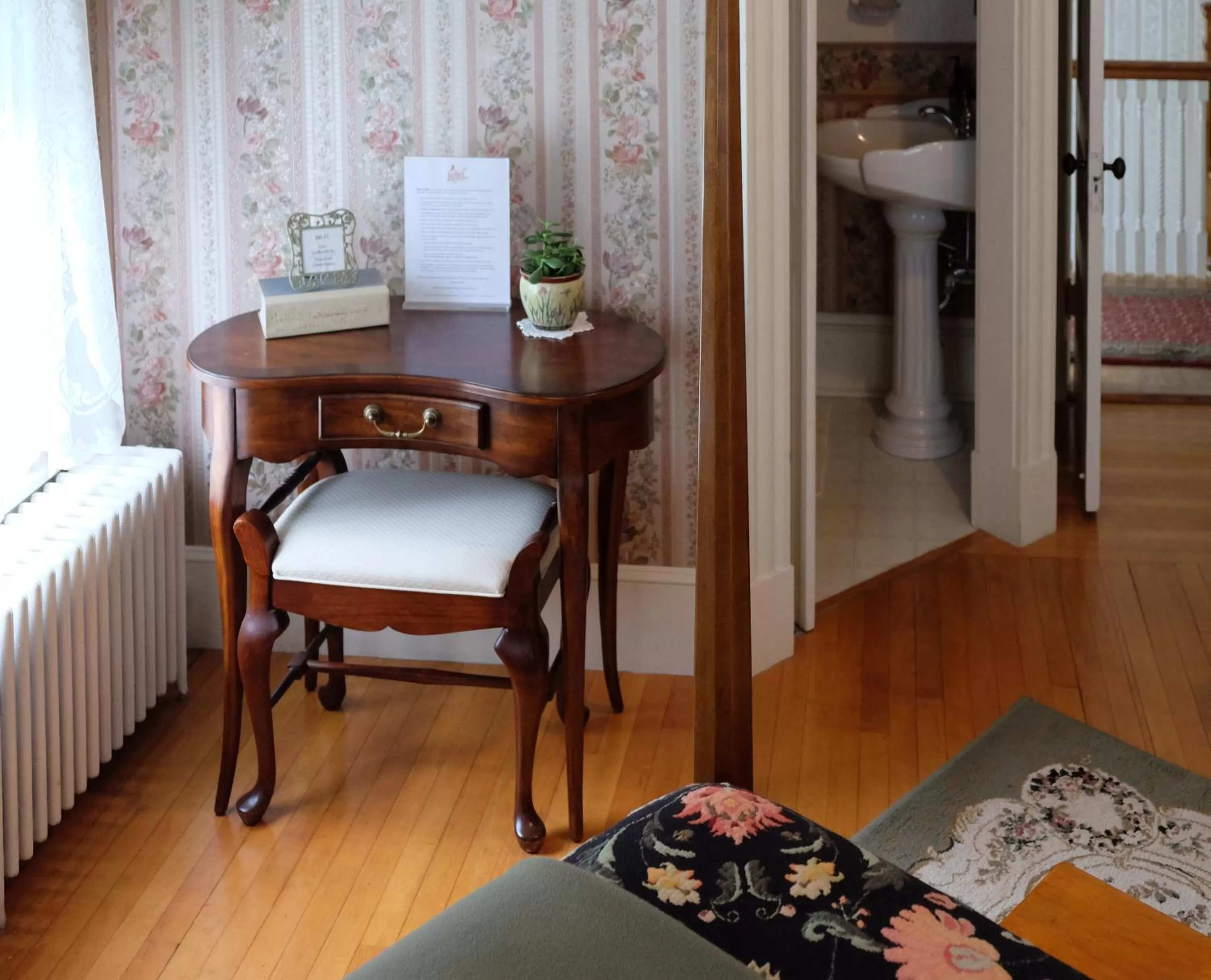 Seating area, Bed in Guilford Bed and Breakfast