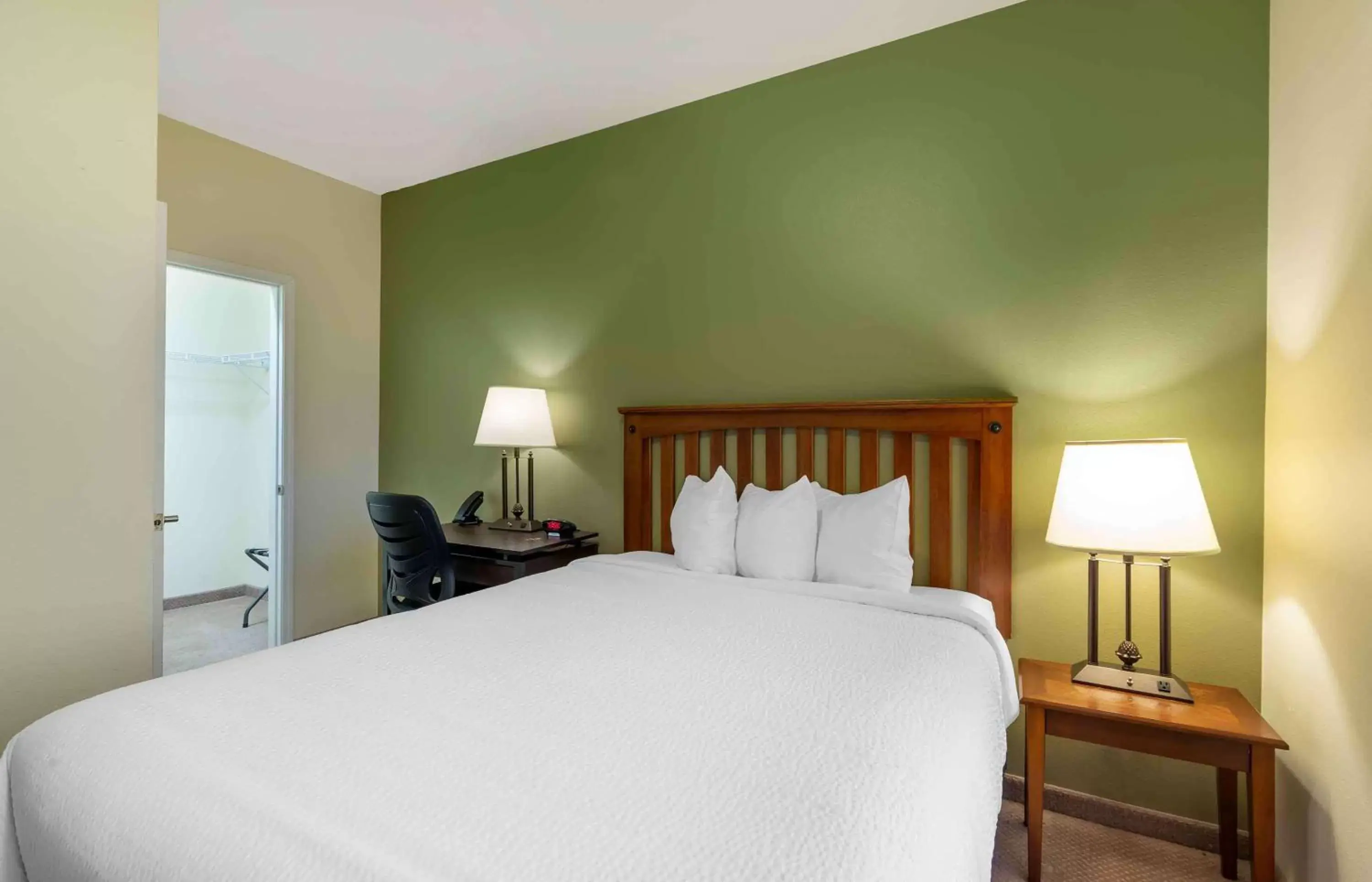 Bedroom, Bed in Extended Stay Americas Suites - Minot