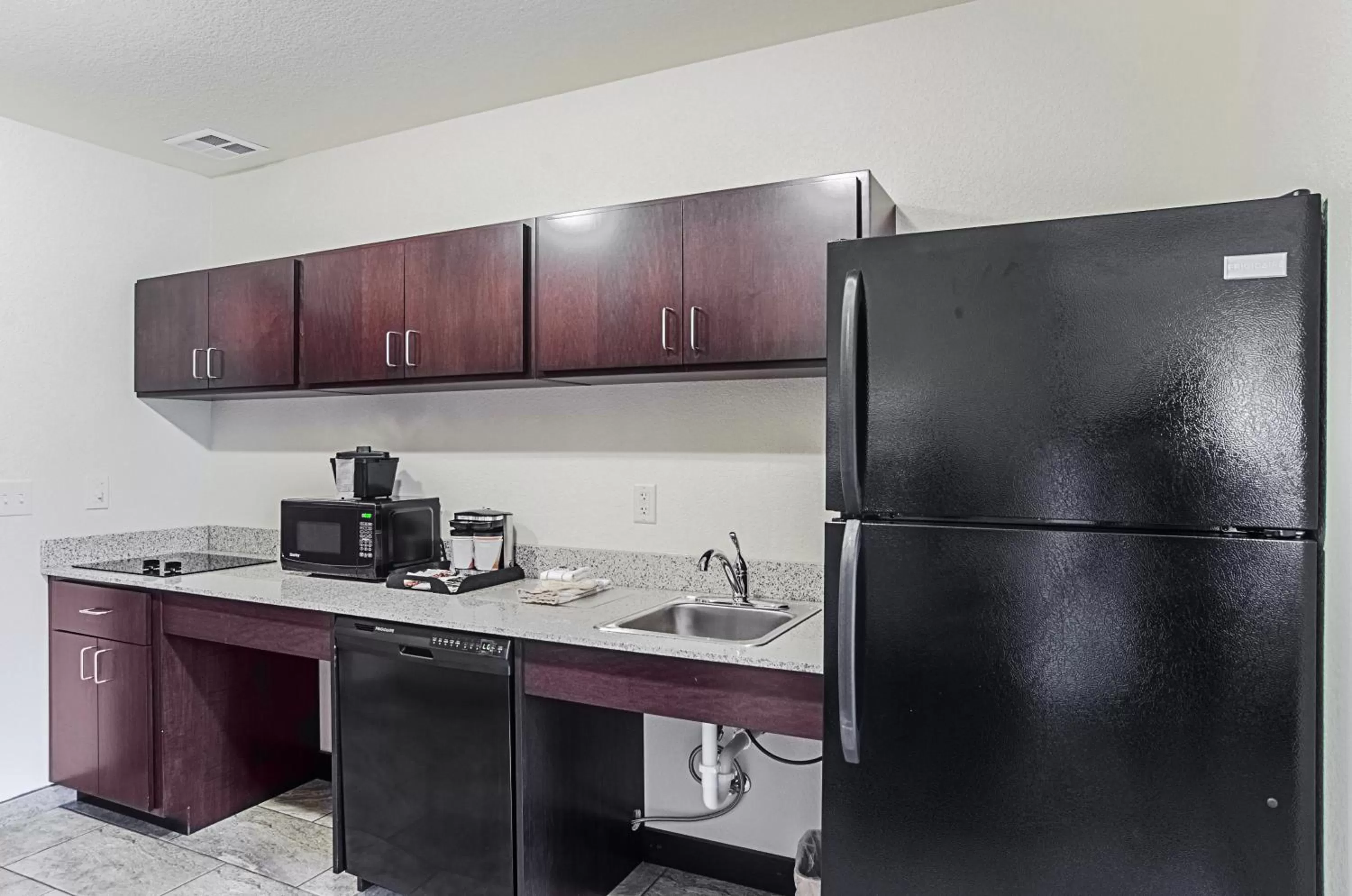 Kitchen or kitchenette in Cobblestone Inn & Suites - Guernsey