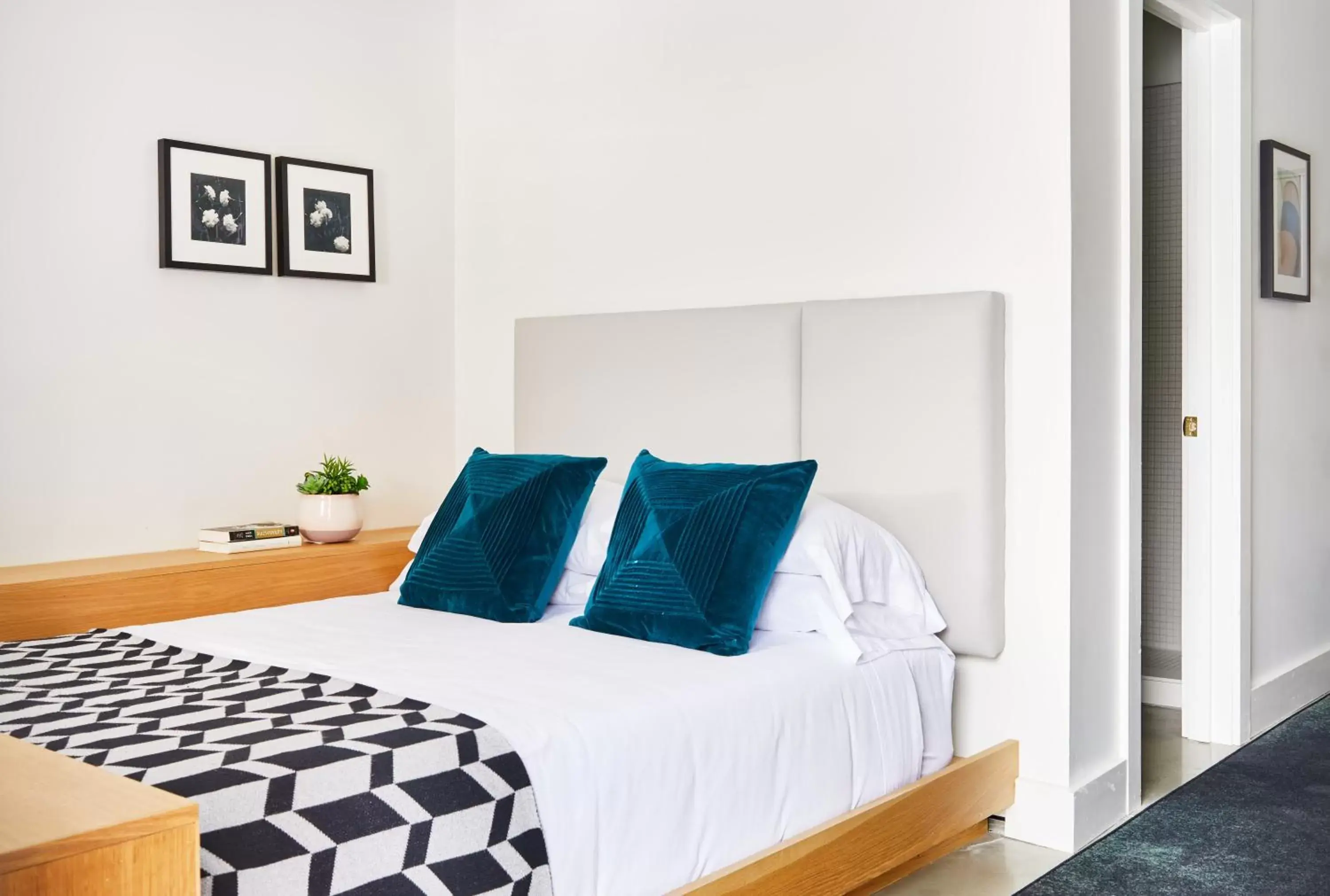 Bedroom, Bed in Bluebird Spa City Motor Lodge