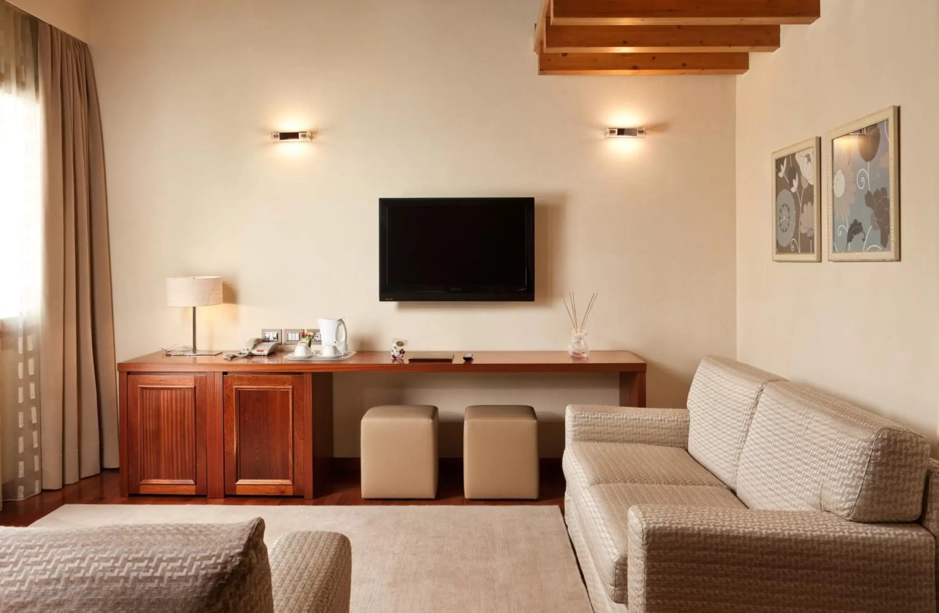 TV and multimedia, TV/Entertainment Center in Al Tezzon Hotel