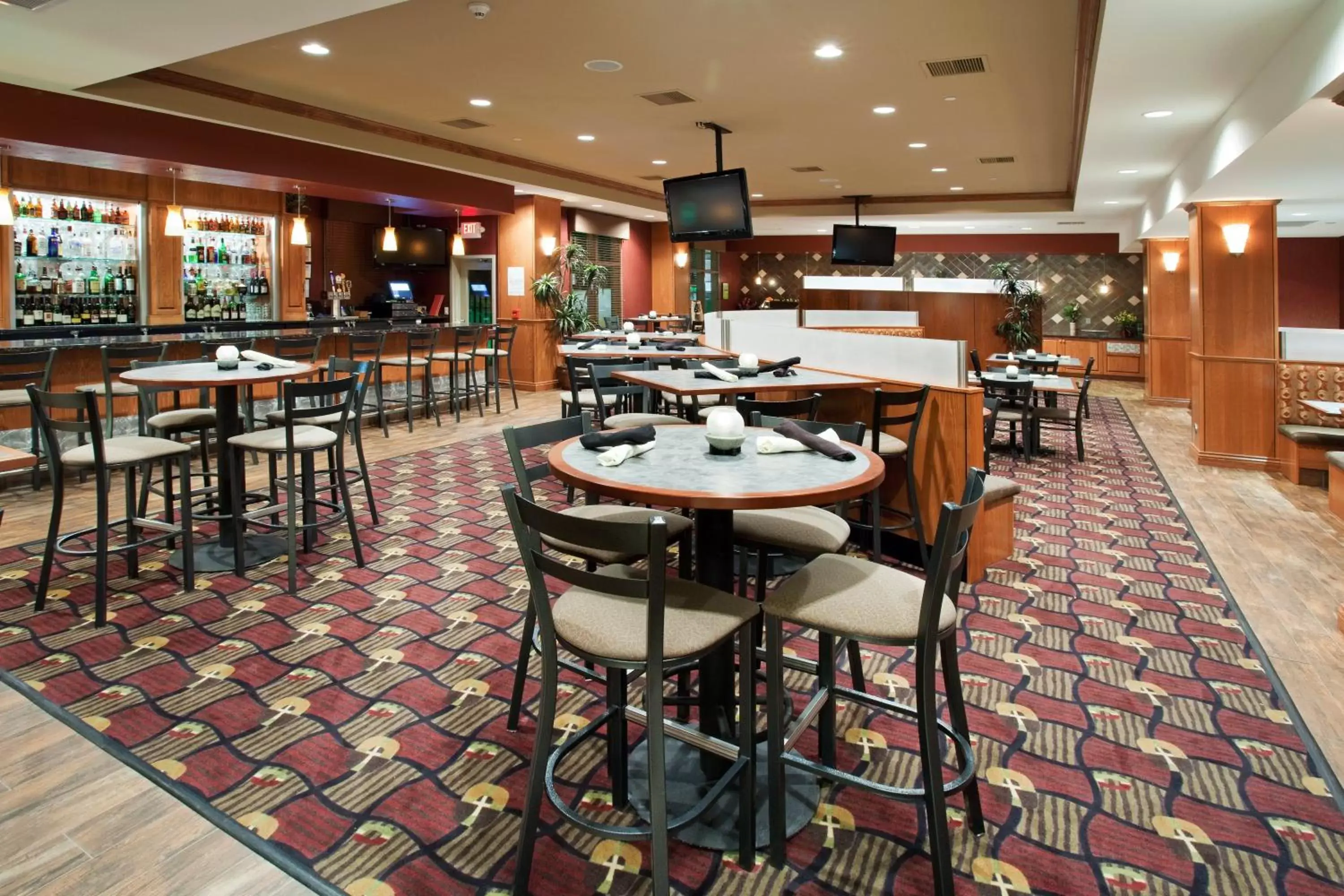 Lounge or bar, Restaurant/Places to Eat in Holiday Inn Hotel & Suites Grand Junction-Airport, an IHG Hotel