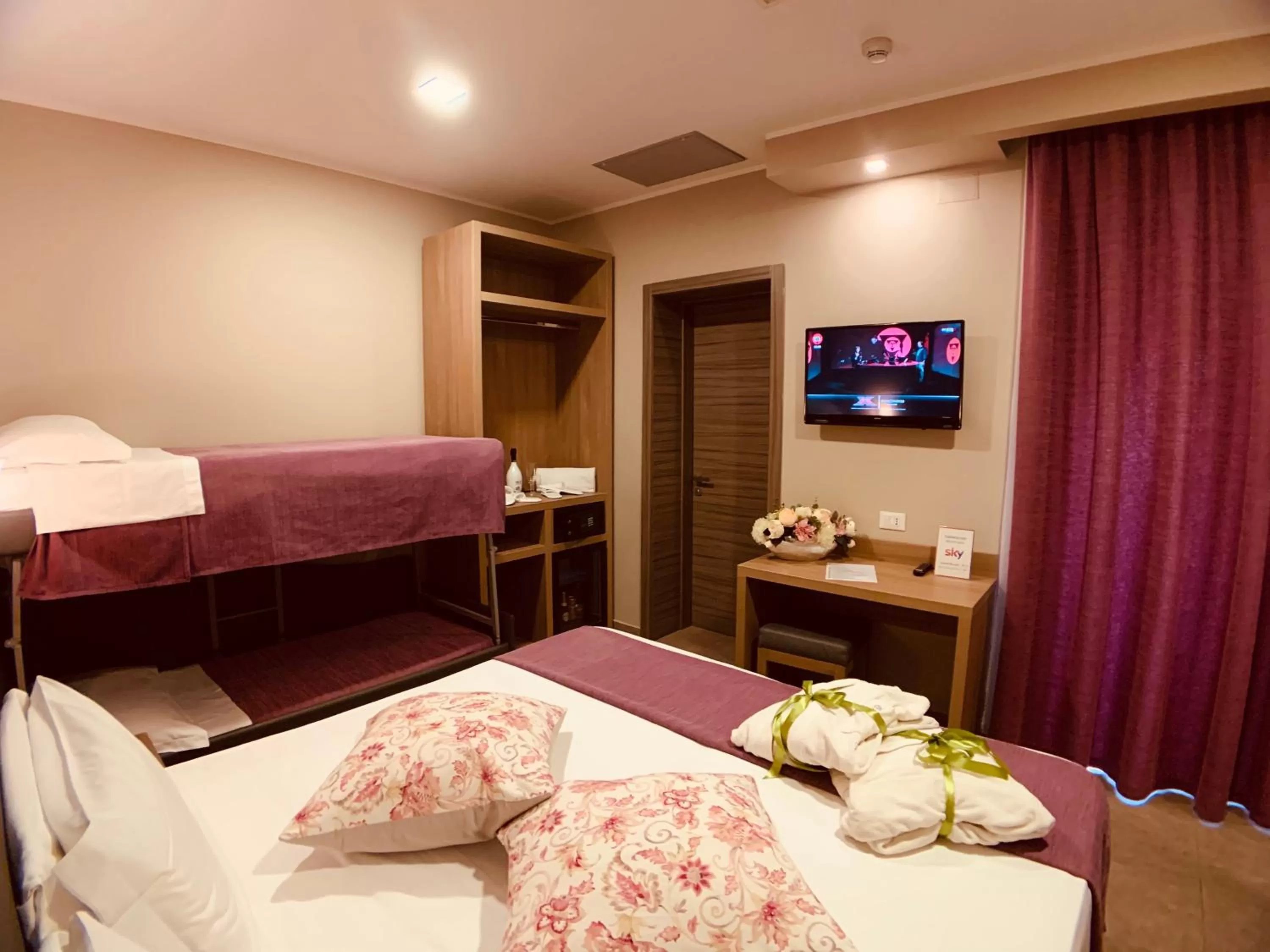 Photo of the whole room, Bed in Hotel Smeraldo