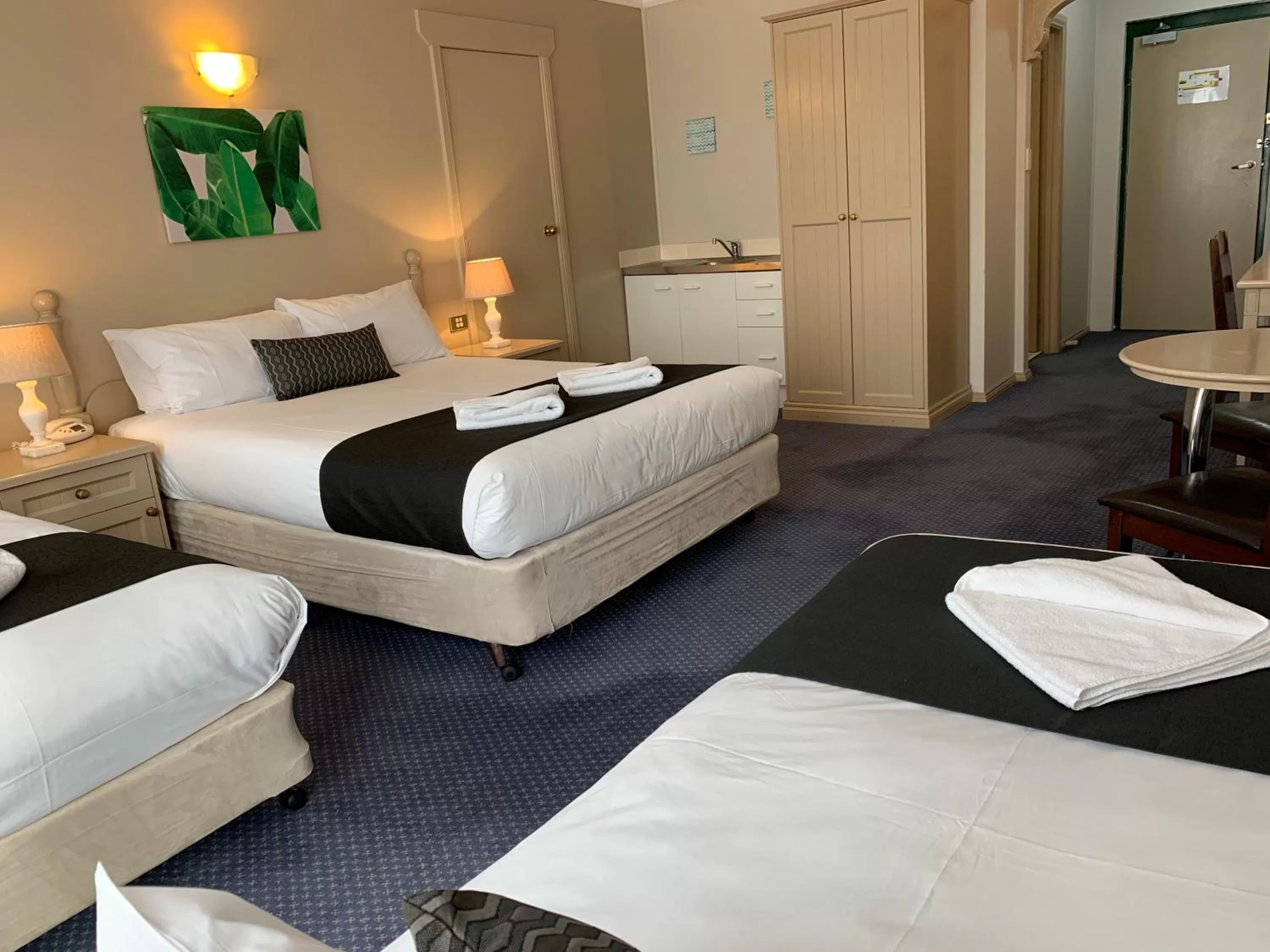 Photo of the whole room, Bed in Heritage Motor Inn Goulburn