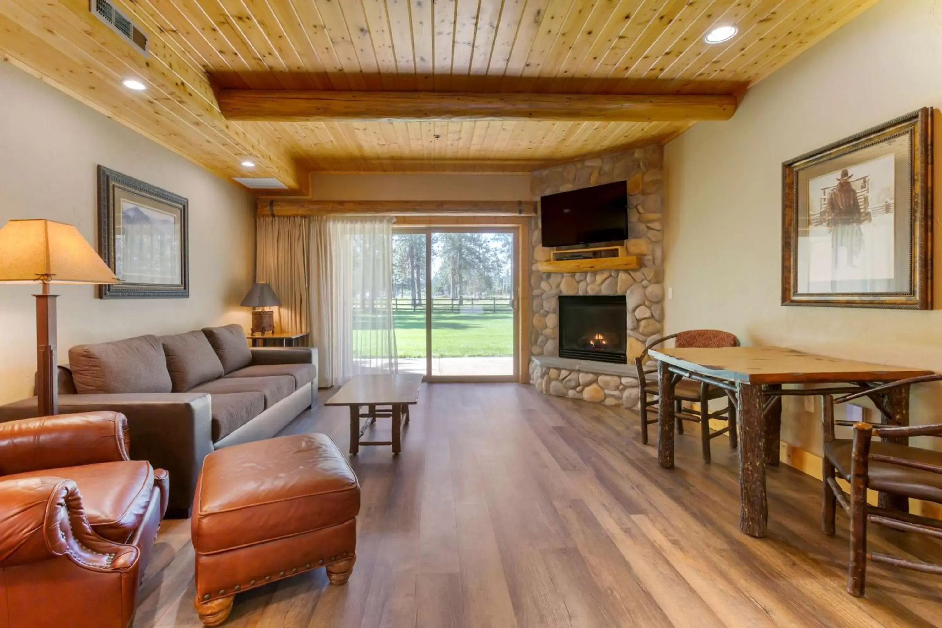 Photo of the whole room, Seating Area in Best Western Ponderosa Lodge