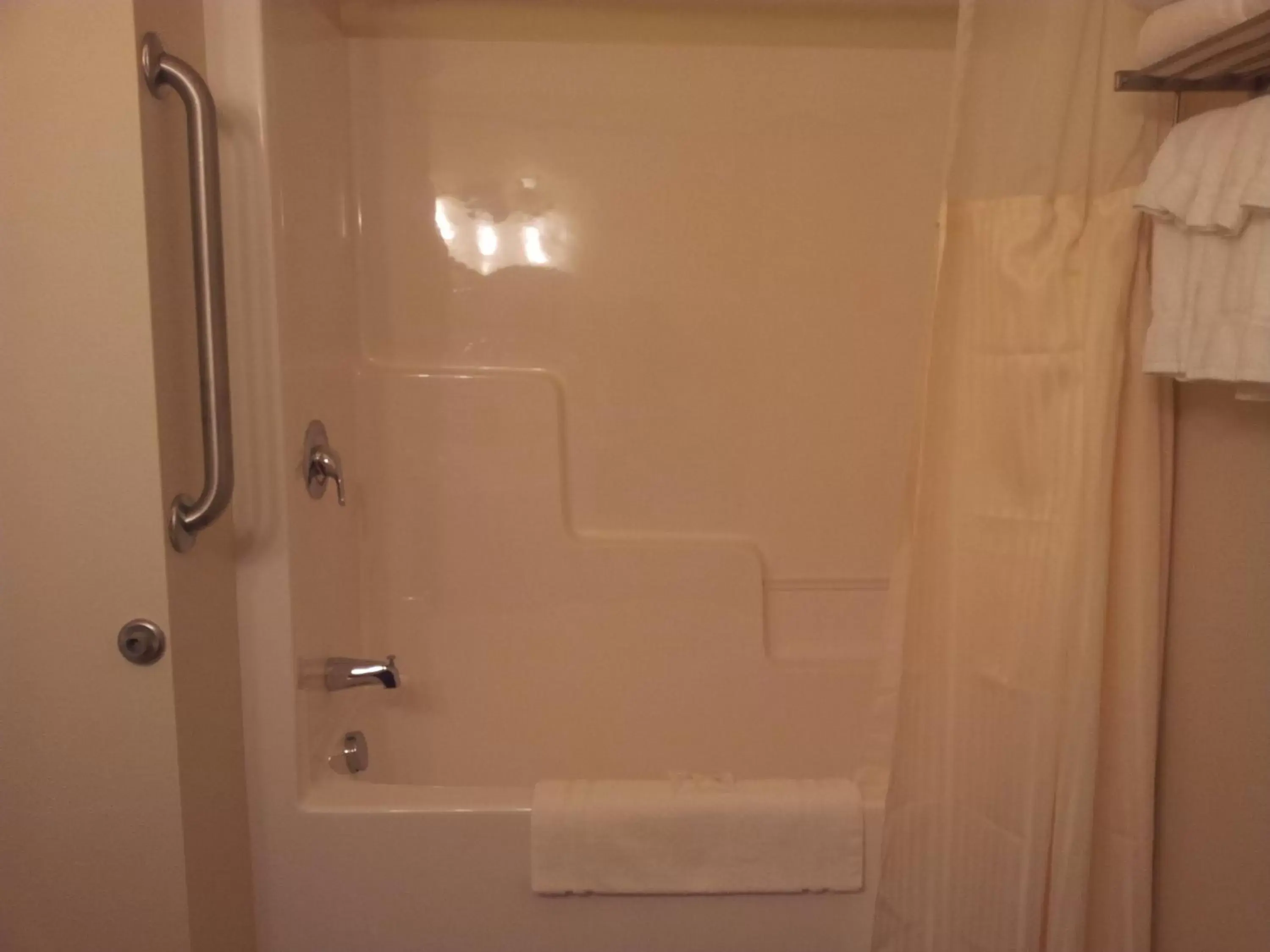 Shower, Bathroom in Extended Stay Americas Suites - Minot