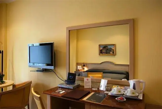 TV and multimedia, TV/Entertainment Center in Hotel Giardino Inglese