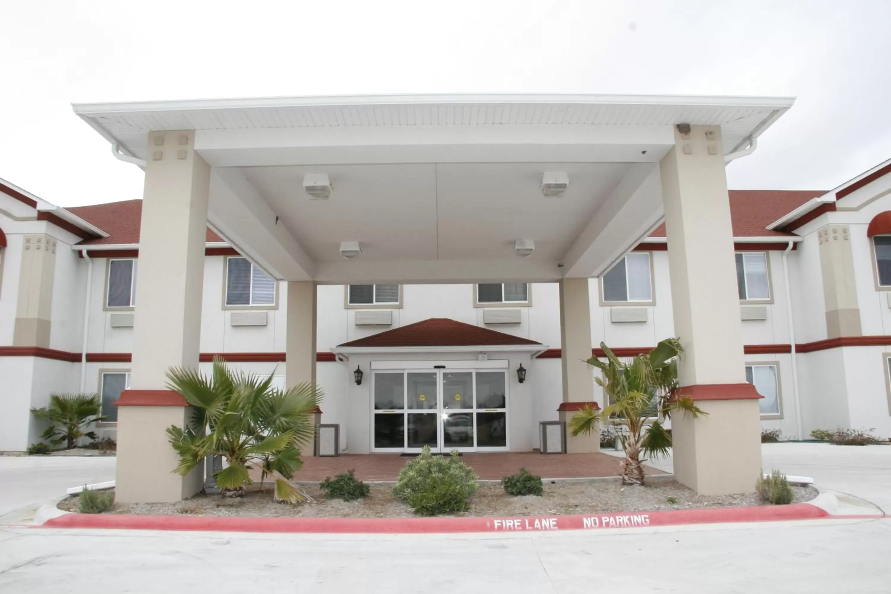 Facade/entrance in Budget Host Inn and Suites Cameron