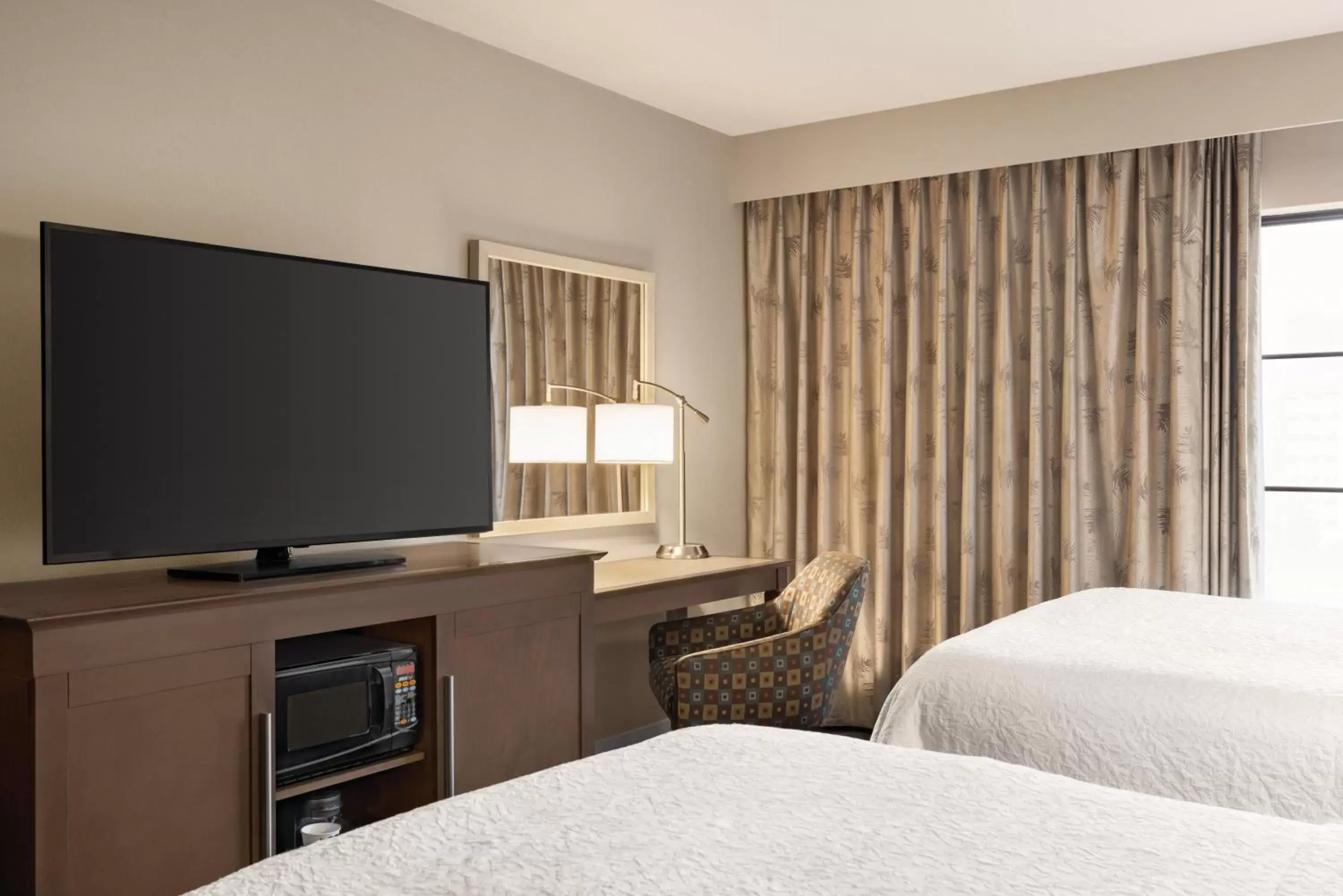 Bedroom, TV/Entertainment Center in Hampton Inn and Suites New Orleans Convention Center