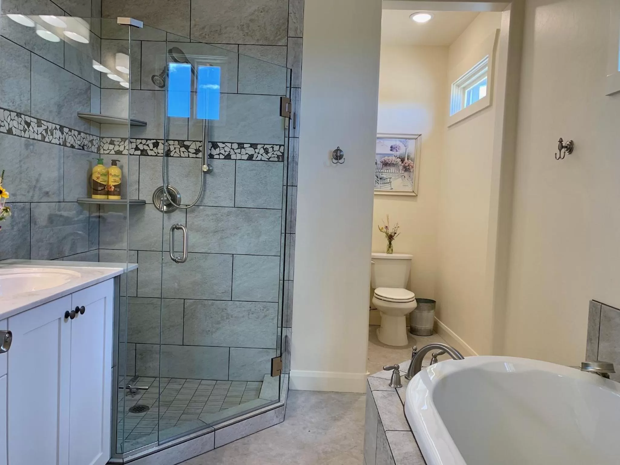 Bath, Kitchen/Kitchenette in Annie's Place Bed & Breakfast