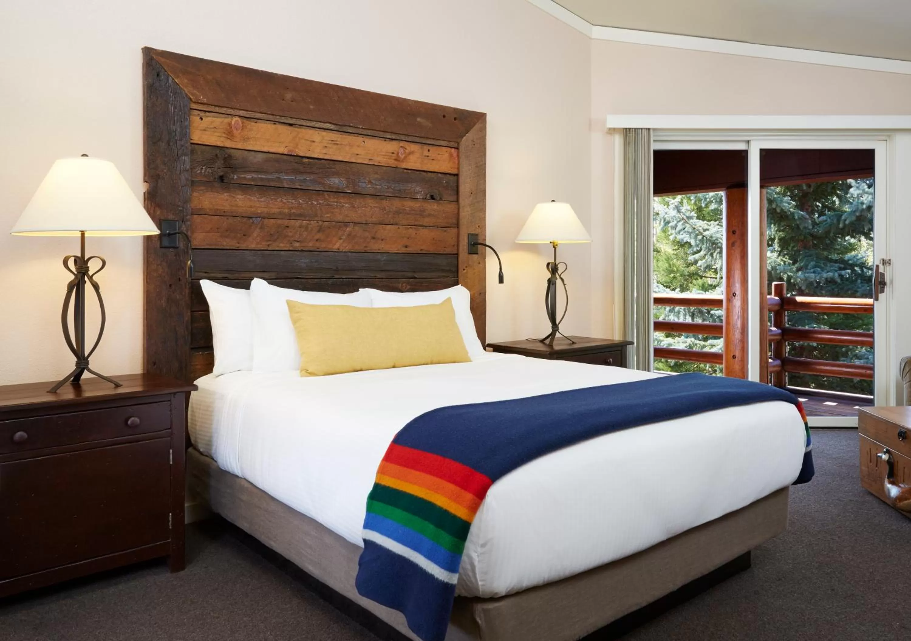 Bed in Sunnyside Resort and Lodge