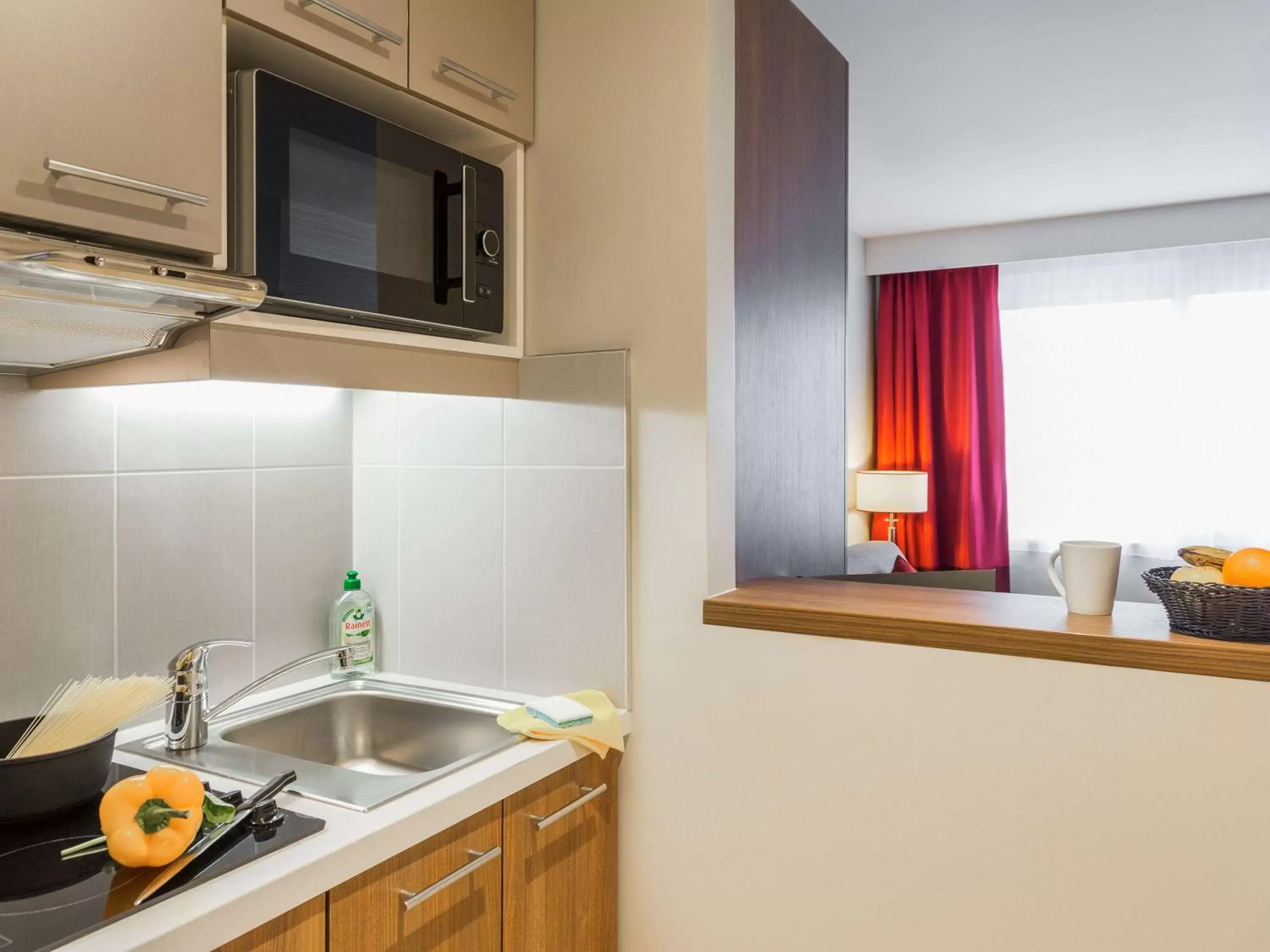 Photo of the whole room, Kitchen/Kitchenette in Aparthotel Adagio Geneve Saint Genis Pouilly