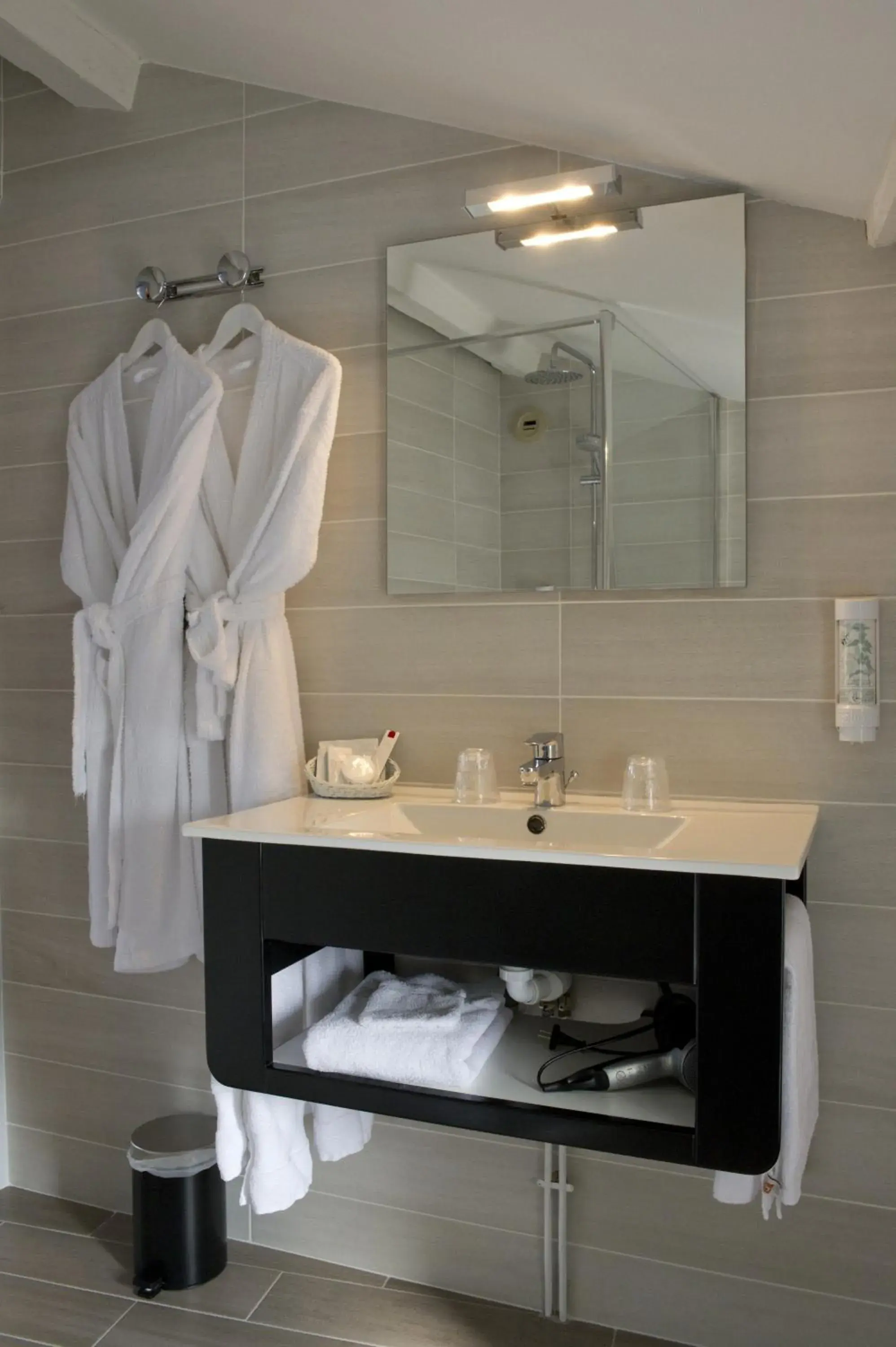 Shower, Bathroom in Hôtel Restaurant Des Remparts