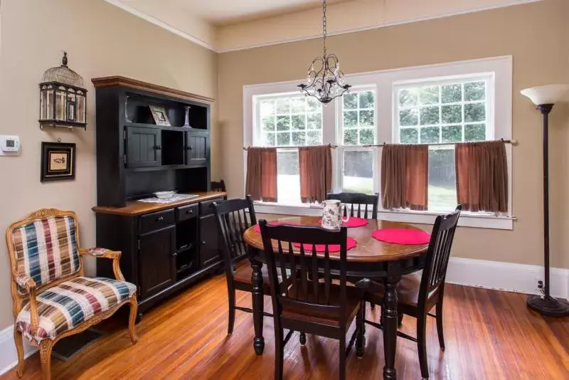 Dining Area in Cedar Crest Inn