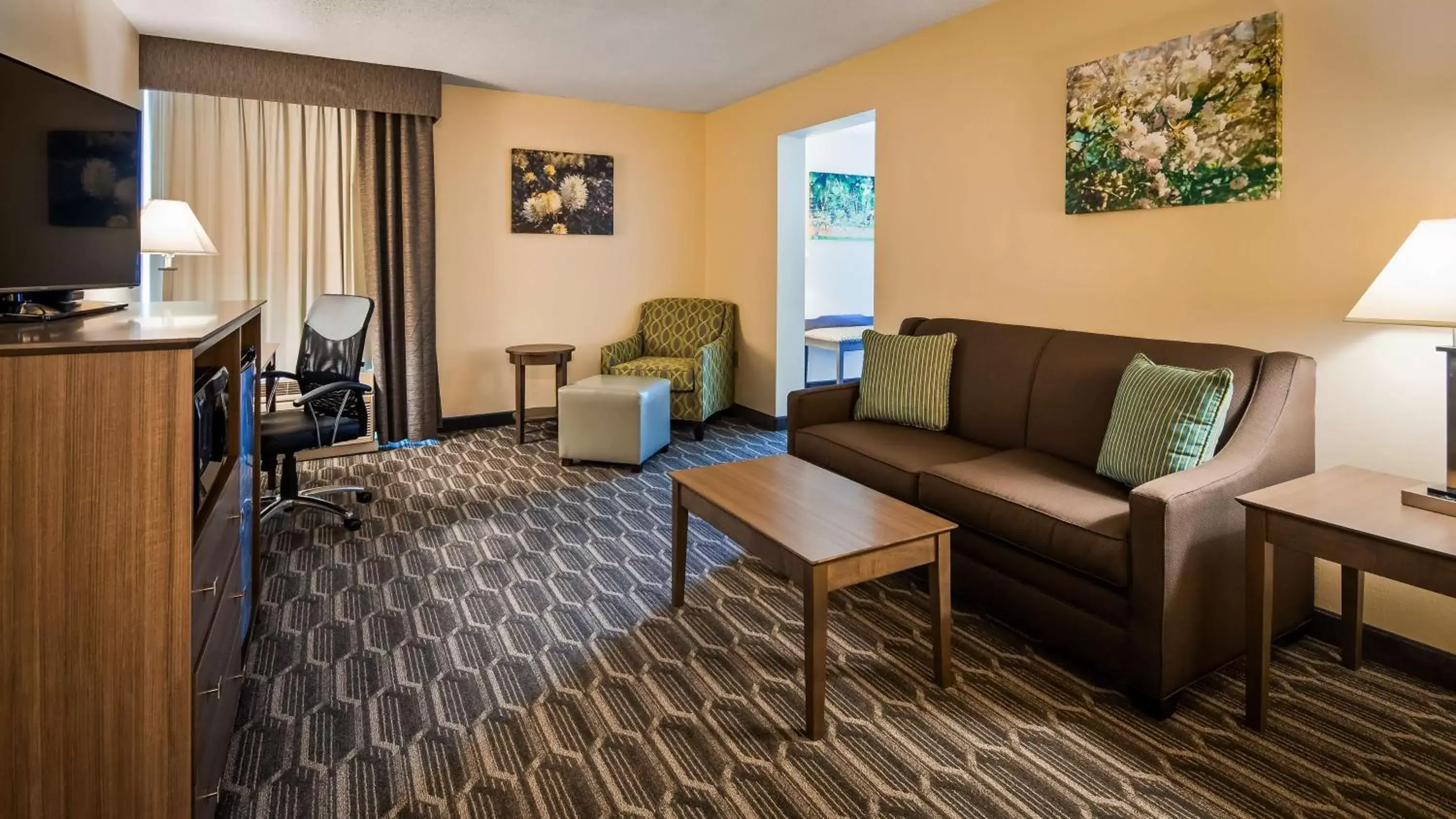 Photo of the whole room, Seating Area in Best Western Plus Yadkin Valley Inn & Suites