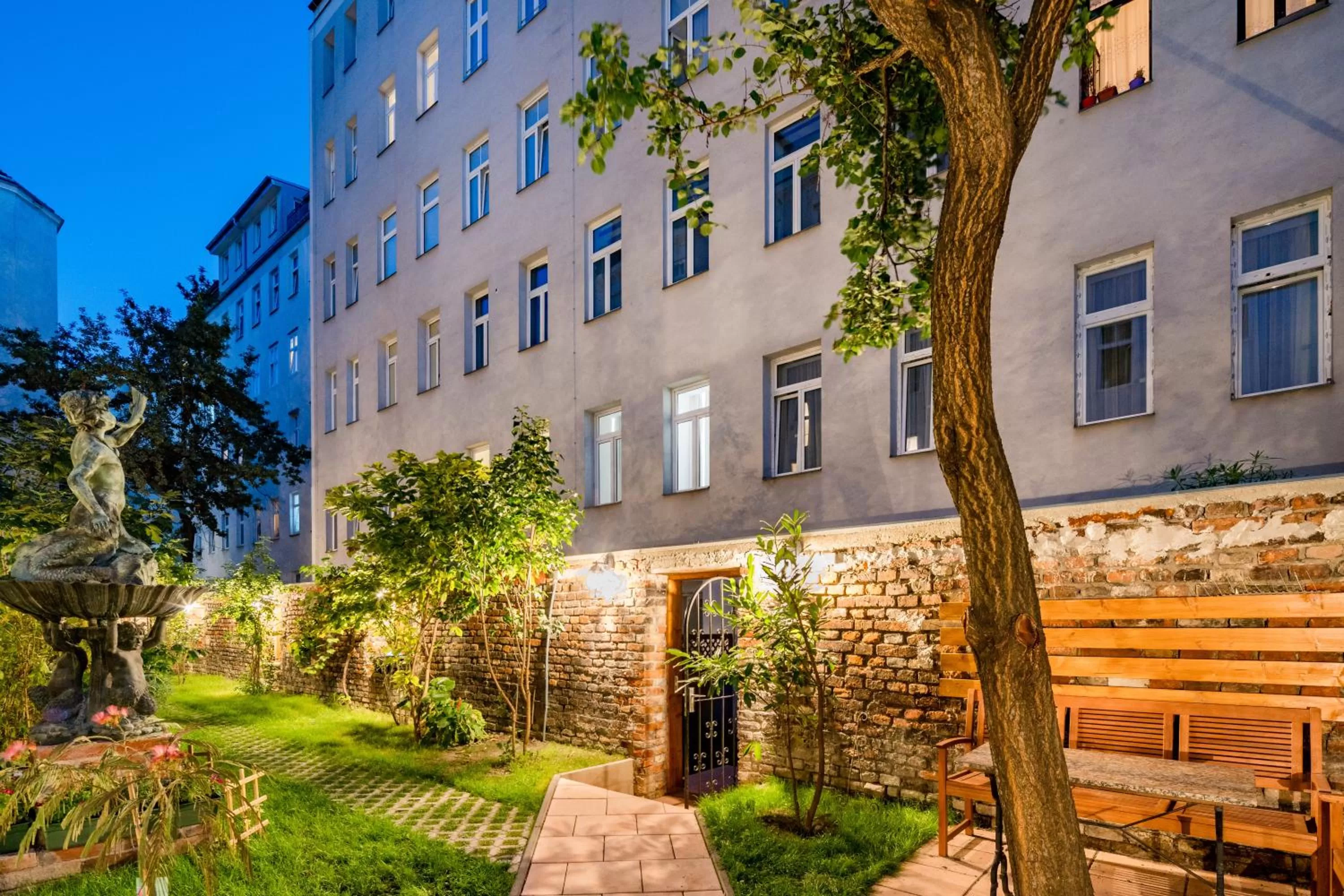 Garden in Best Western Plus Celebrity Suites