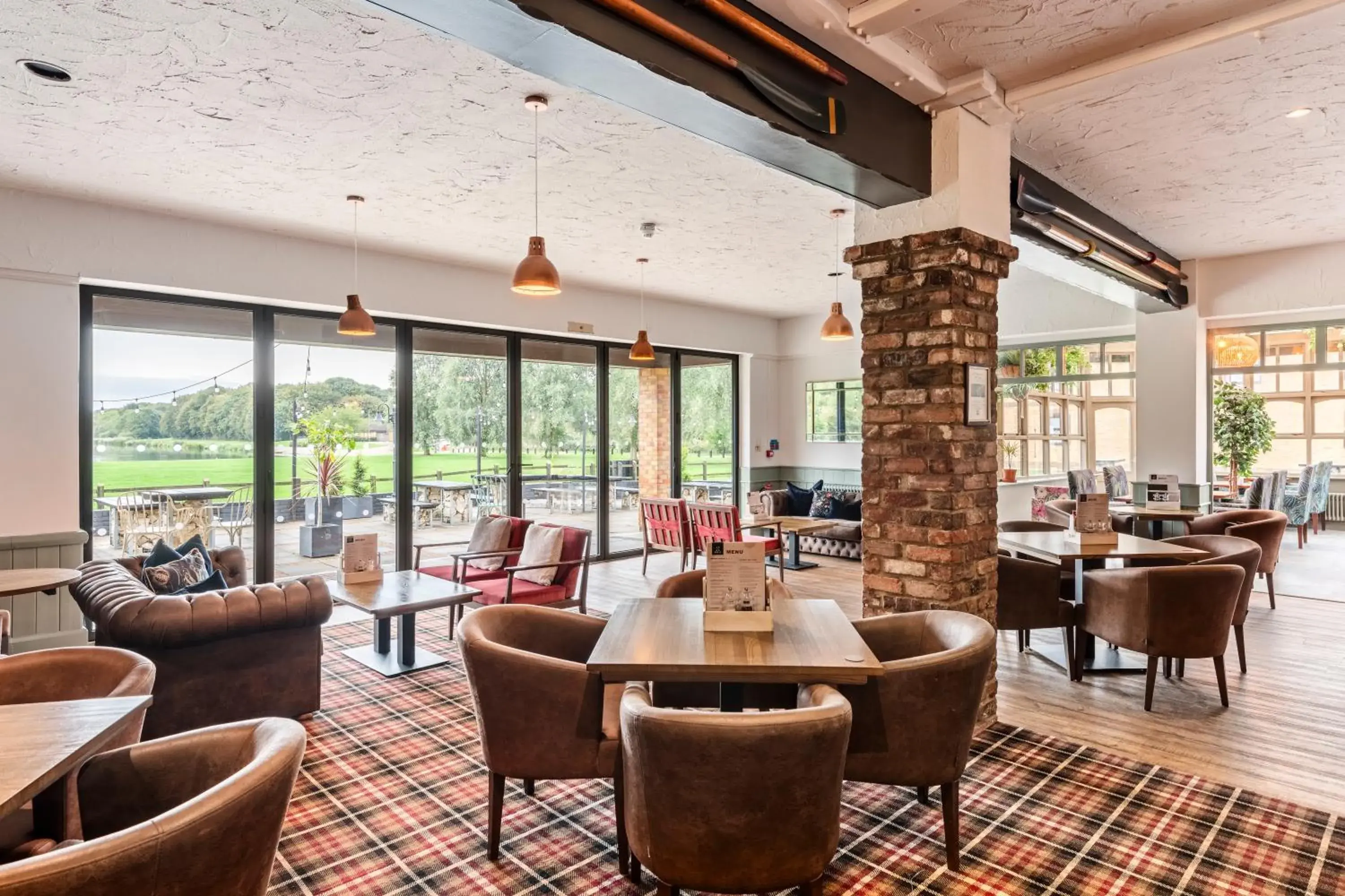 Lounge or bar, Restaurant/Places to Eat in Dragonfly Hotel Peterborough