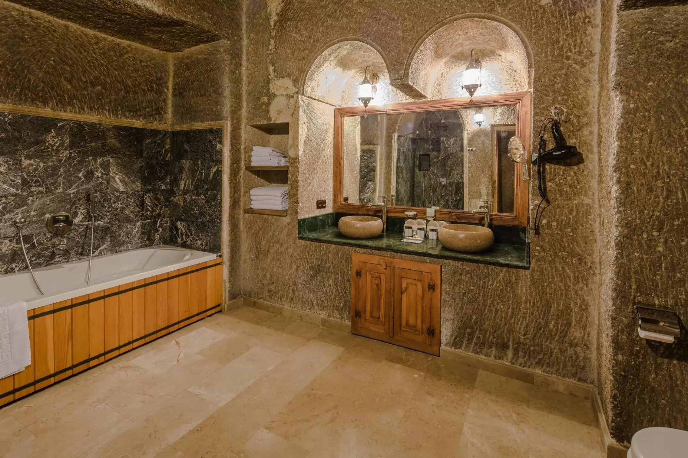 Hot Tub, Bathroom in Lunar Cappadocia Hotel