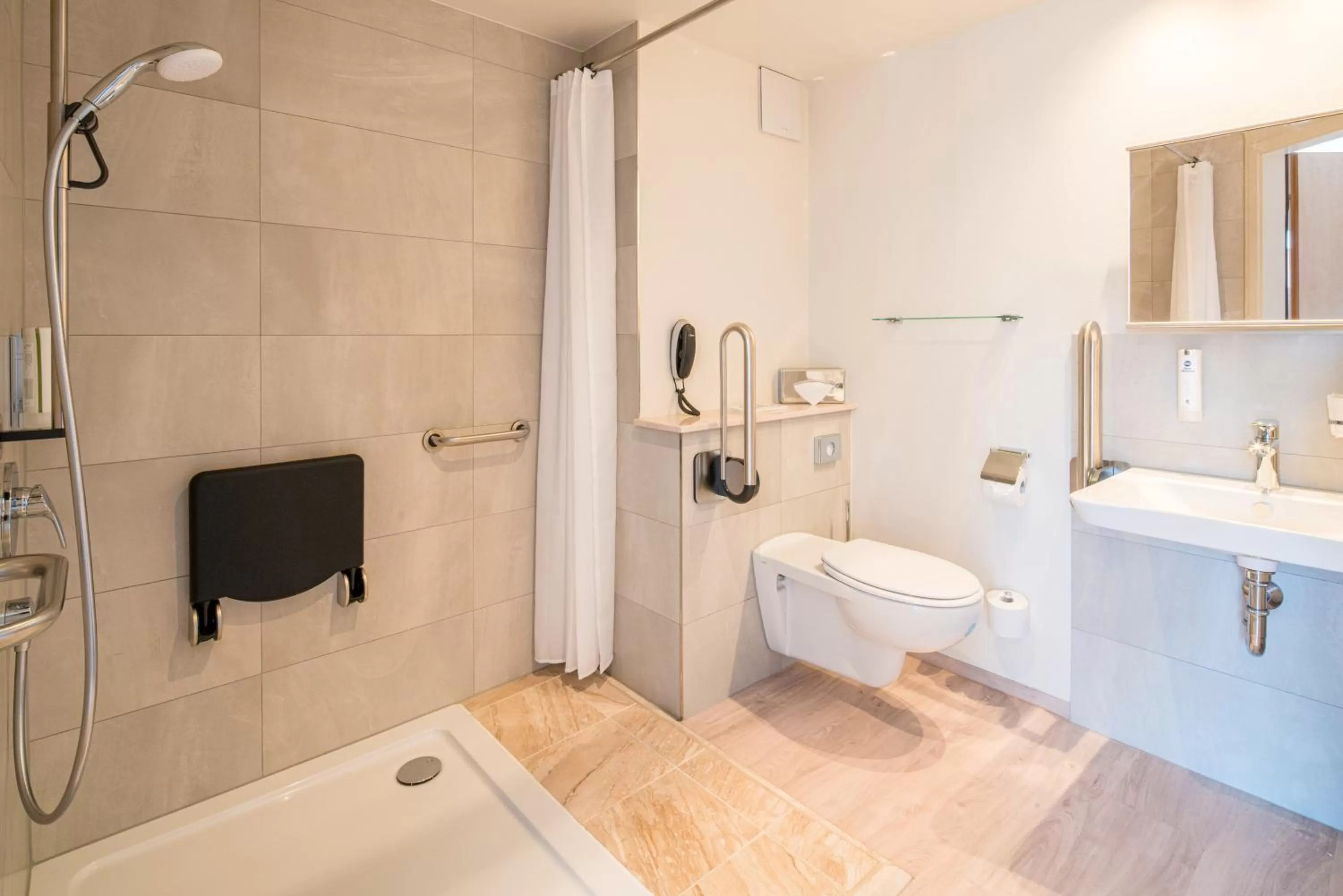 Shower in Best Western Hotel Schlossmühle Quedlinburg