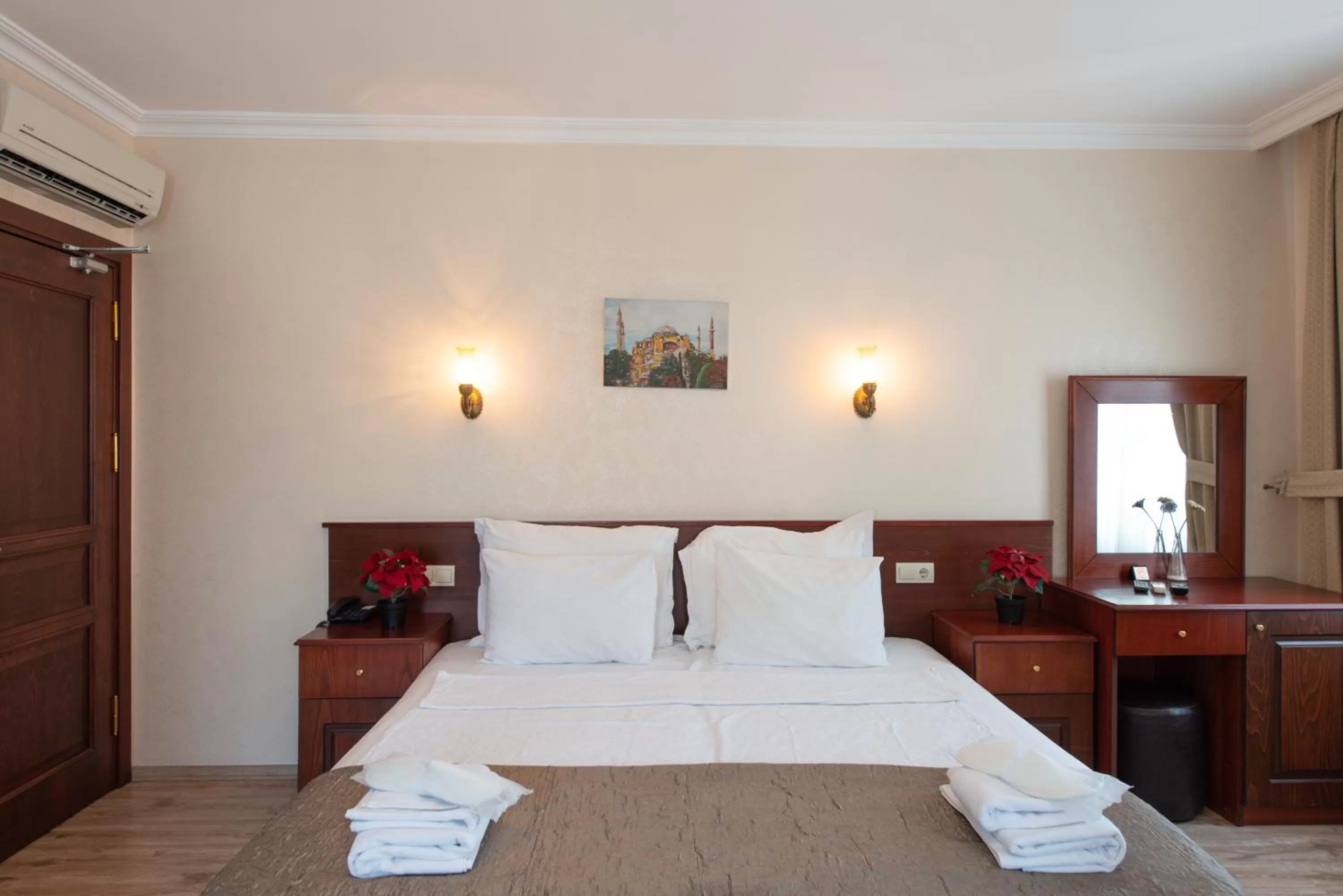 Photo of the whole room, Bed in Sultanahmet Cesme Hotel