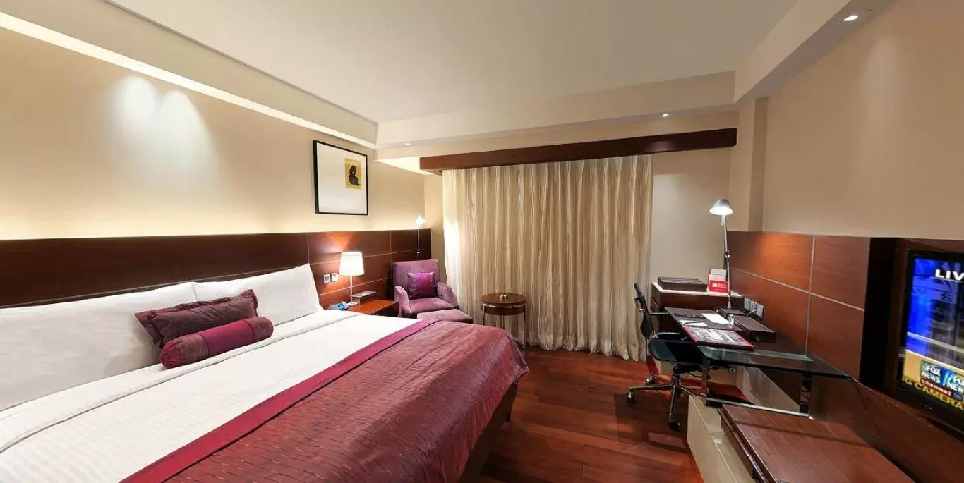 Bed in The LaLiT New Delhi