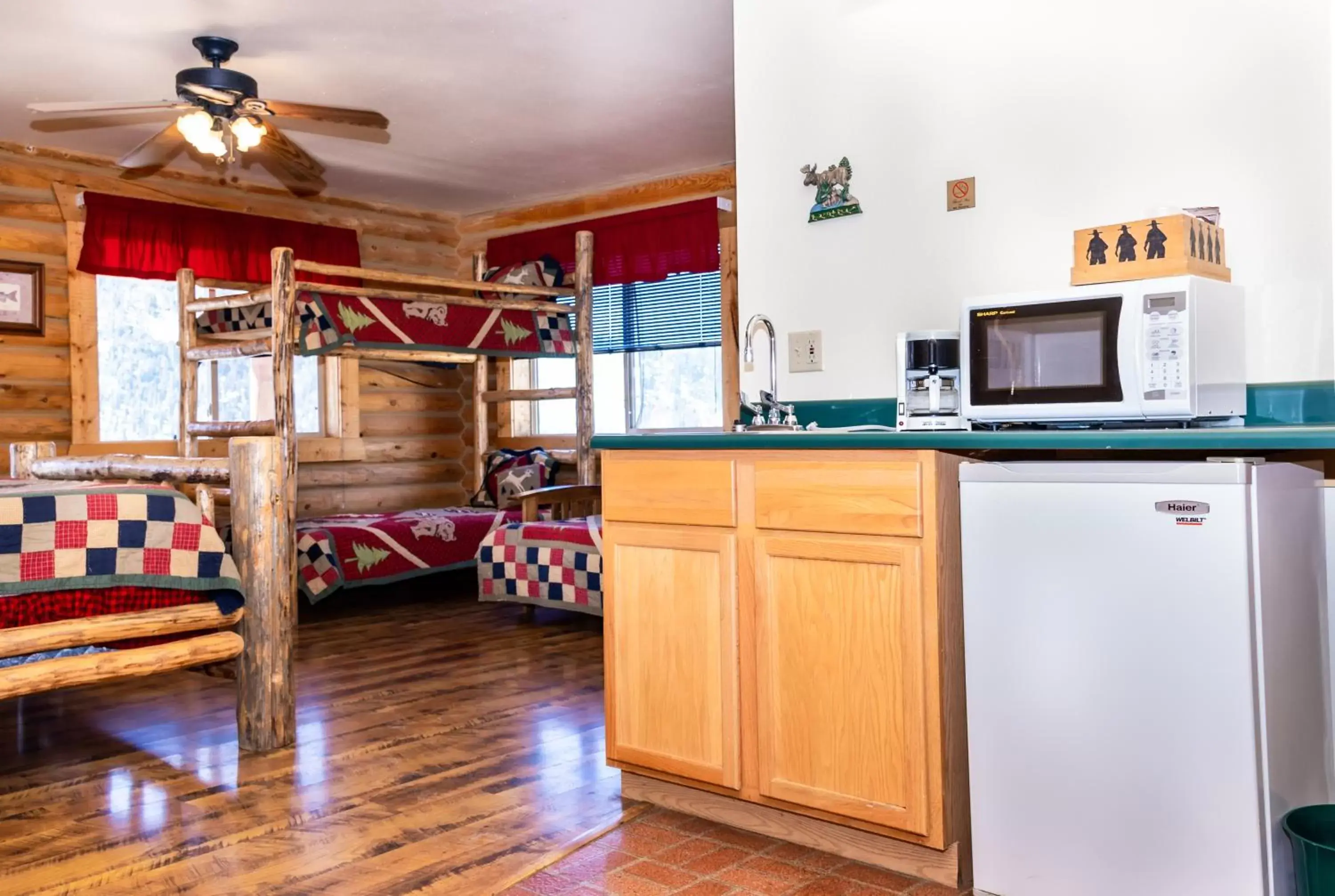 Kitchen/Kitchenette in Half Moon Lake Lodge