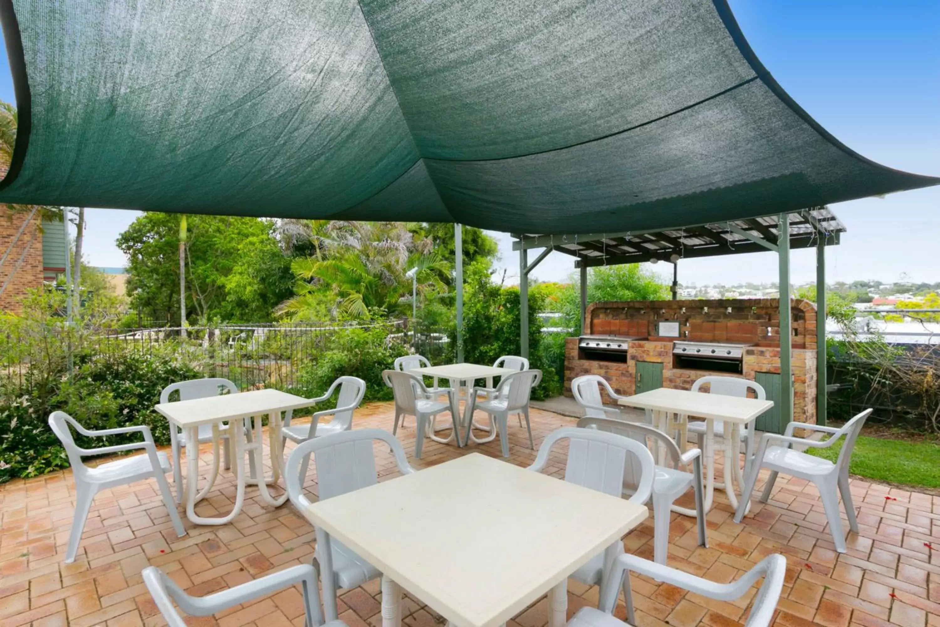 BBQ facilities, Restaurant/Places to Eat in Toowong Villas