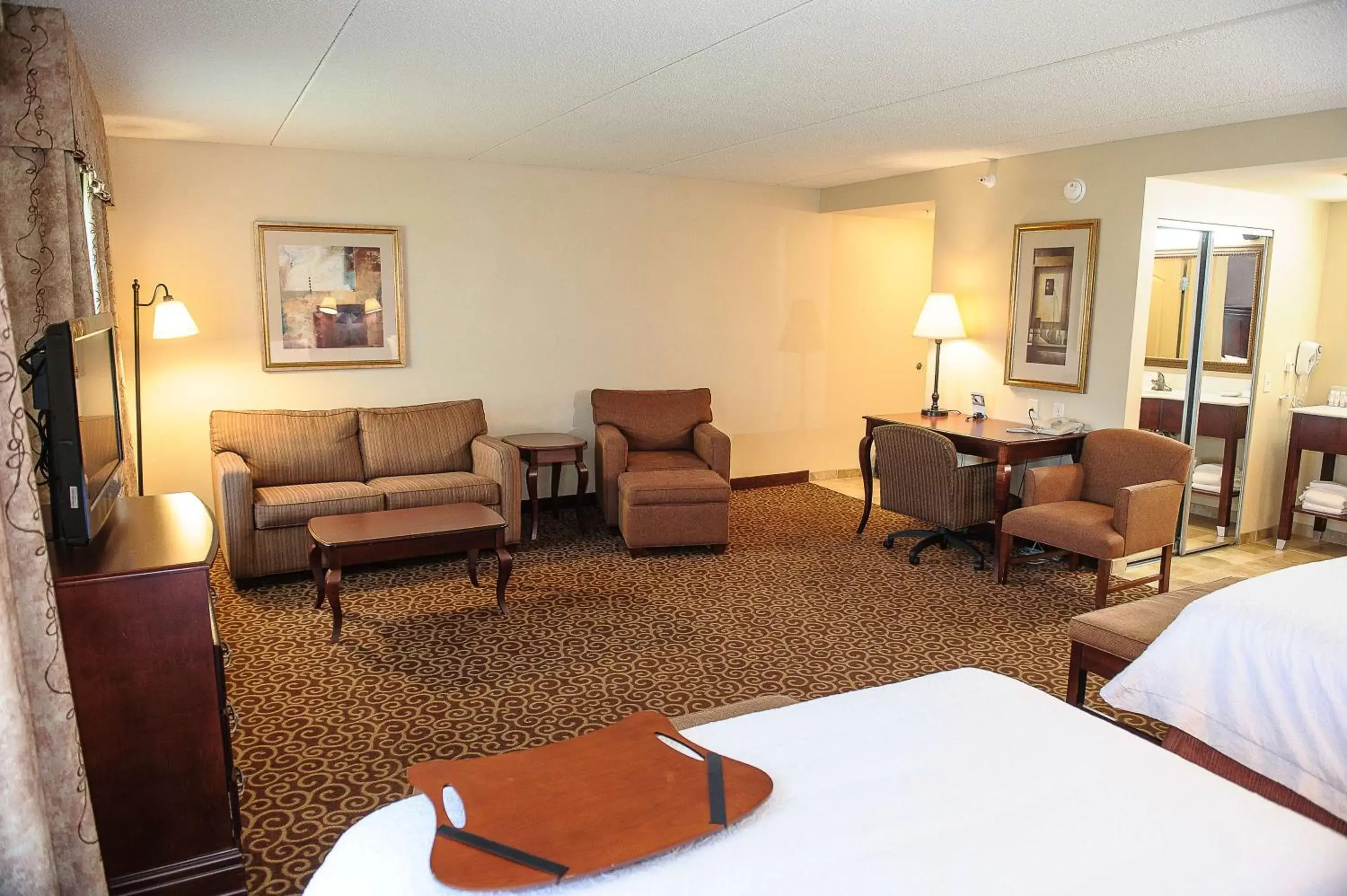 Bed, Seating Area in Hampton Inn & Suites Brookings