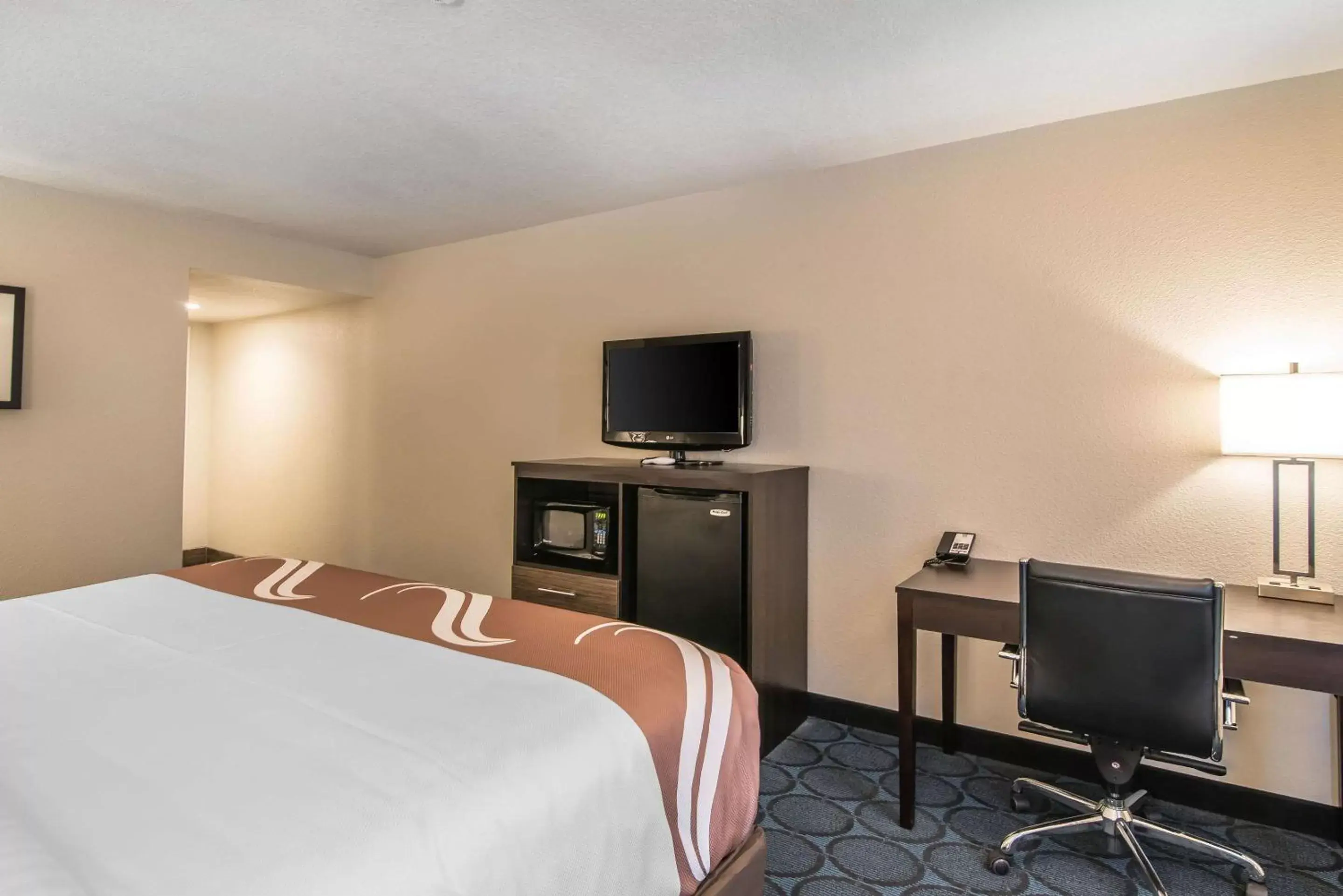 Bed, TV/Entertainment Center in Elevate Hotel at Sierra Blanca Ruidoso, Ascend Hotel Collection