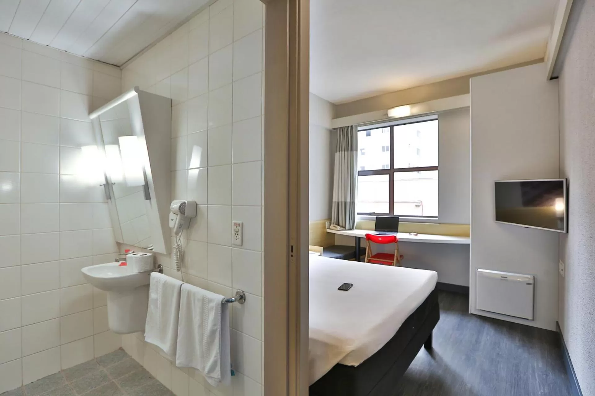 Toilet in Ibis Maringa